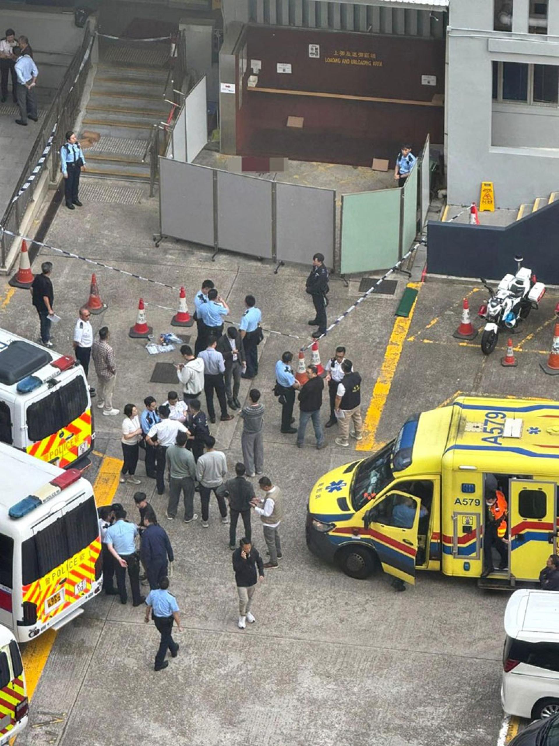 警署内的上弹退弹区域有血迹，警员用板围封待查。