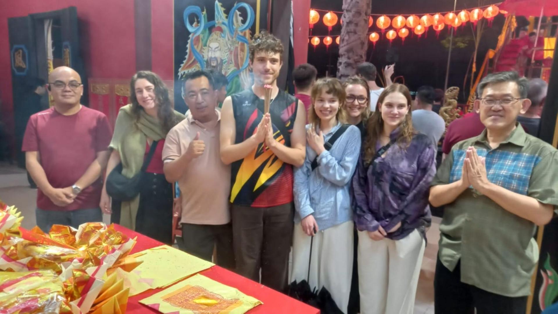 主宾薛华东（右）在毕打拿忠福宫拜天公仪式现场陪入庙随俗德国男女游客烧香膜拜神明。左为黄昭信市议员。