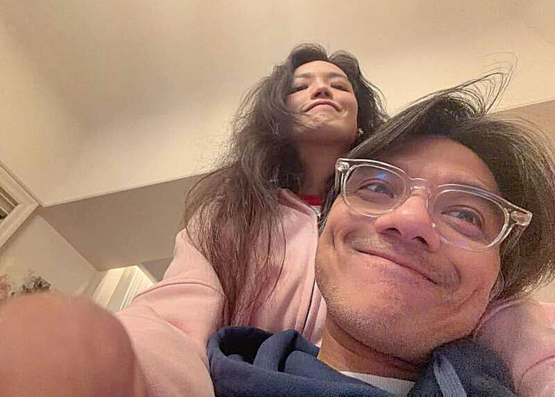 舒淇晒出与老公冯德伦的自拍。