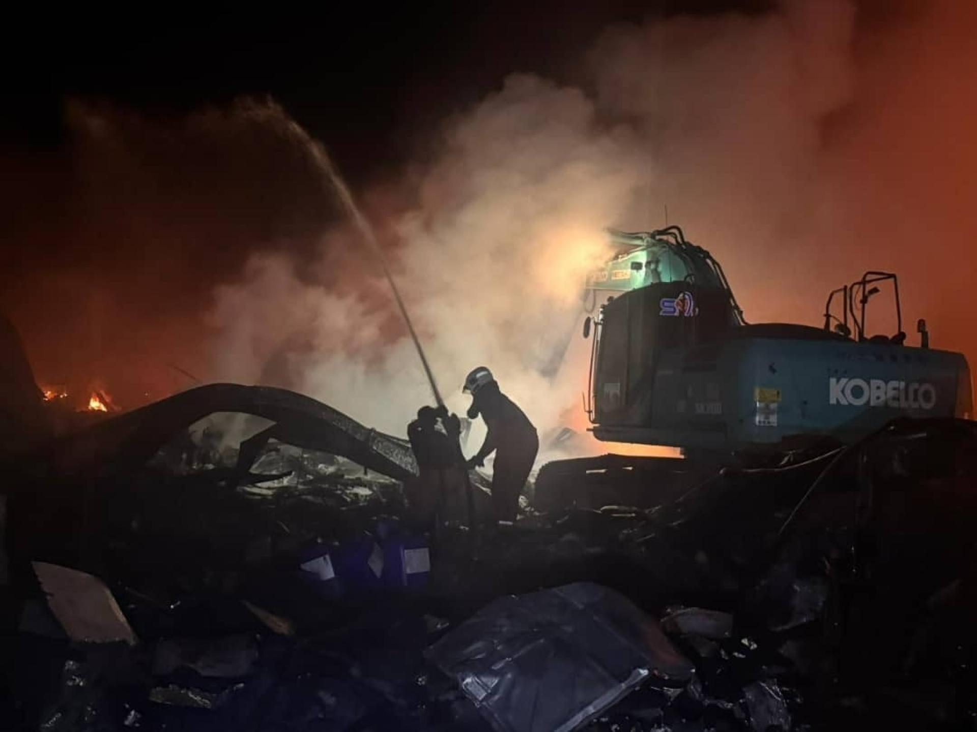 张念群周四在脸书帖图灾场情况并表示，古来县内5所学校自昨日（25日）起已暂时关闭，所有学生改为居家学习至本周五（28日）。（图取自张念群脸书）