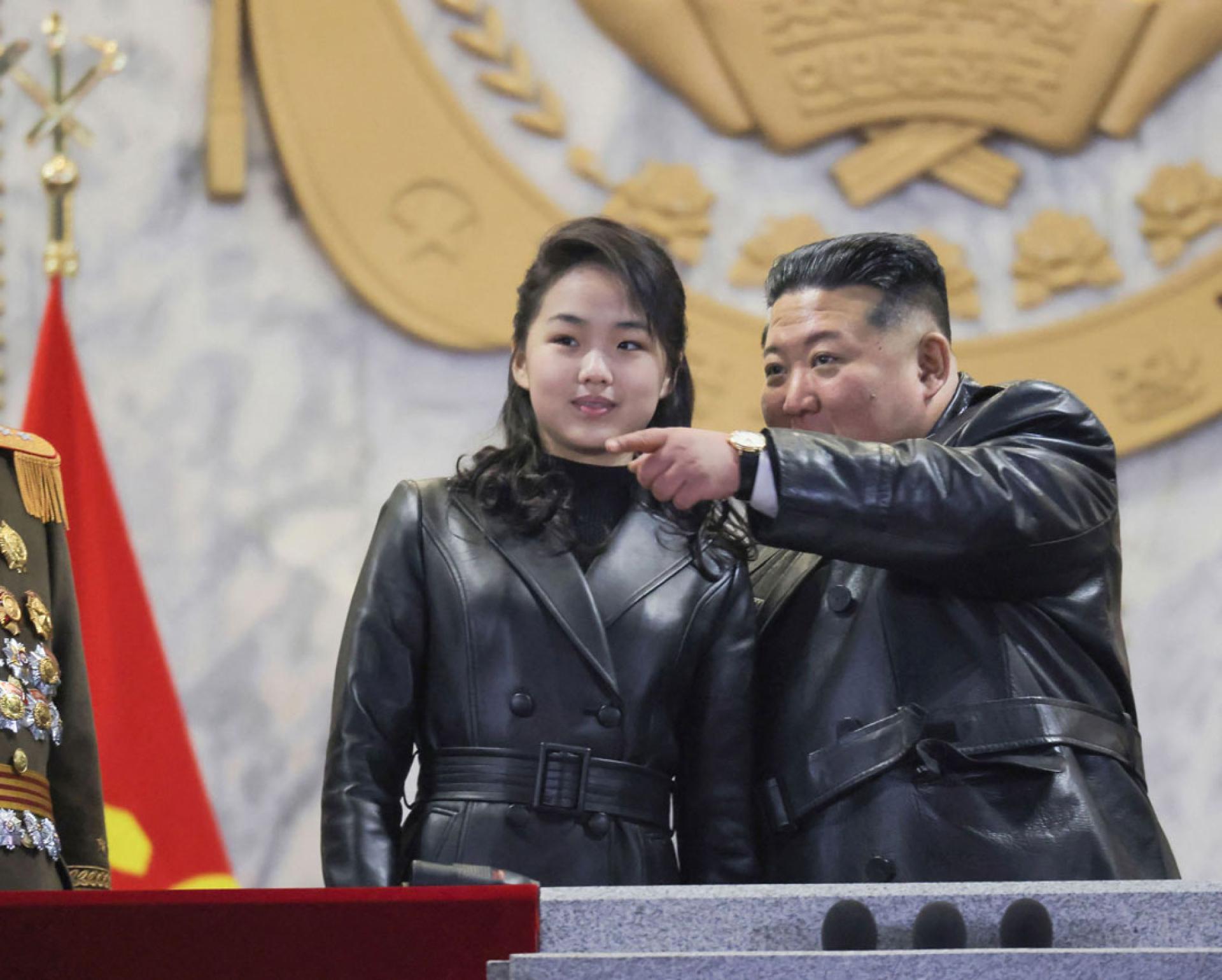 金正恩和女儿金主爱参加朝鲜劳动党九大纪念阅兵式。