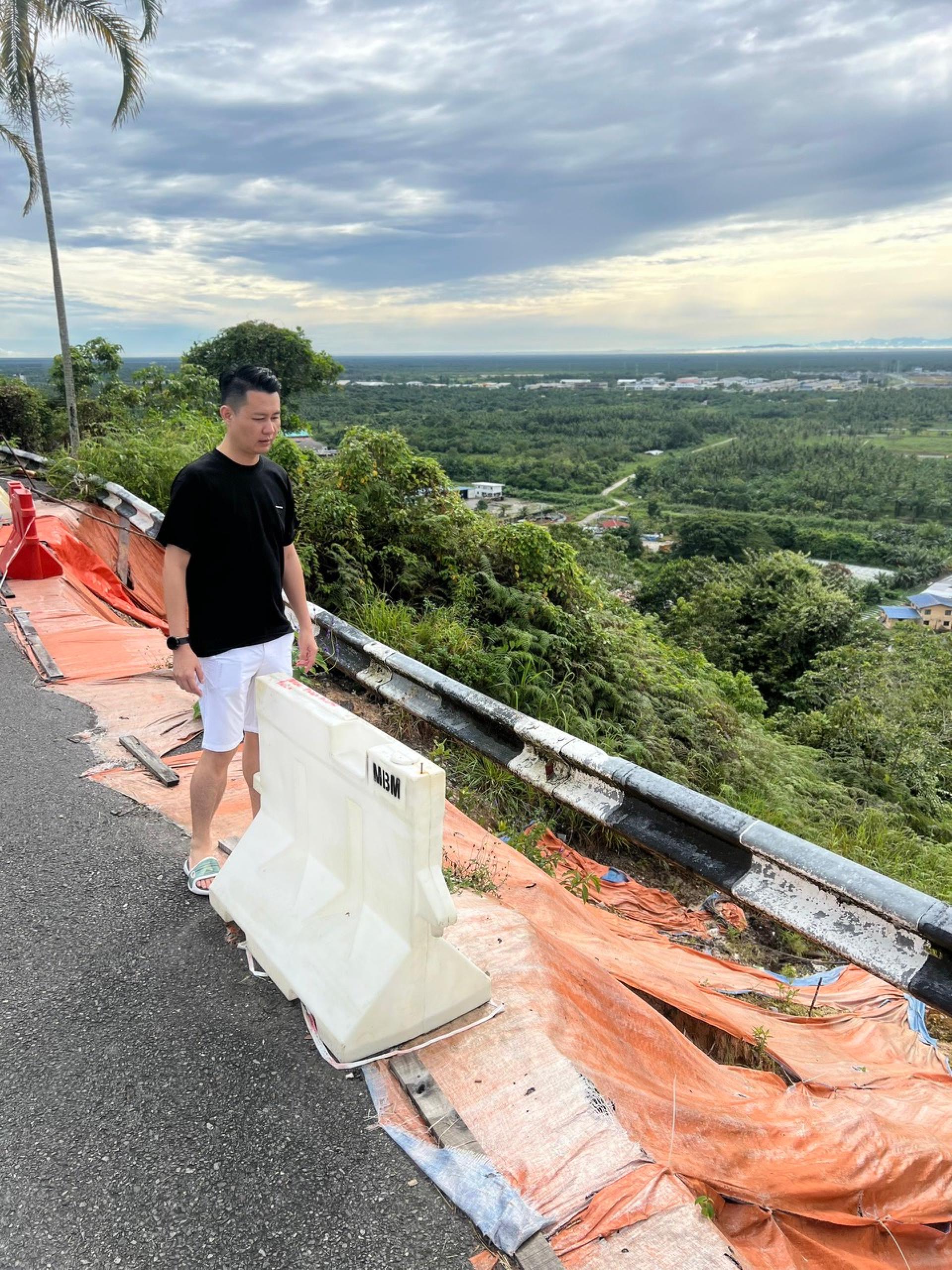 加拿大山后方为牛场村，多户民宅毗邻山坡，一旦发生严重坍塌，后果不堪设想。