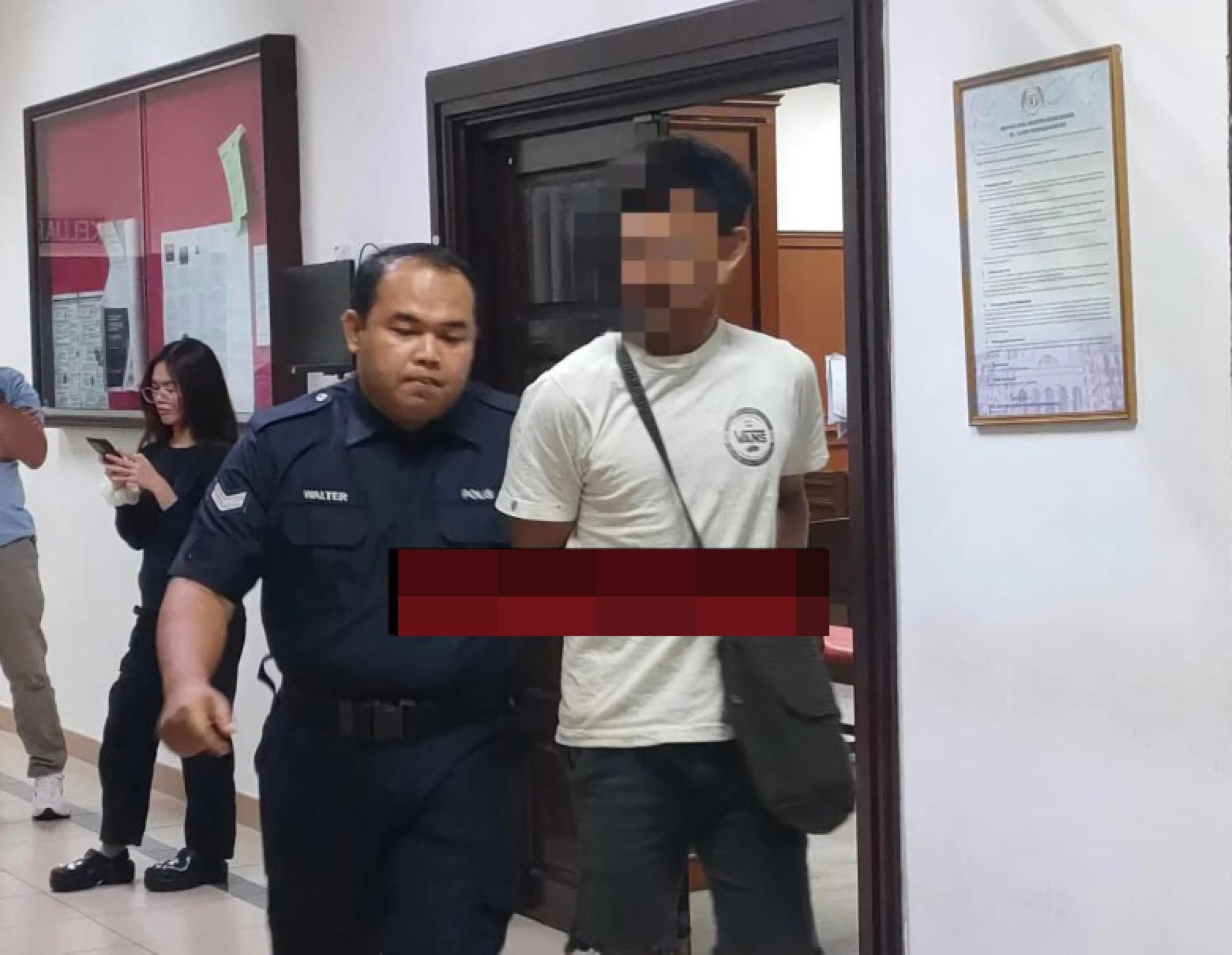 莫哈末沙里欣在警员押送下步出法庭。