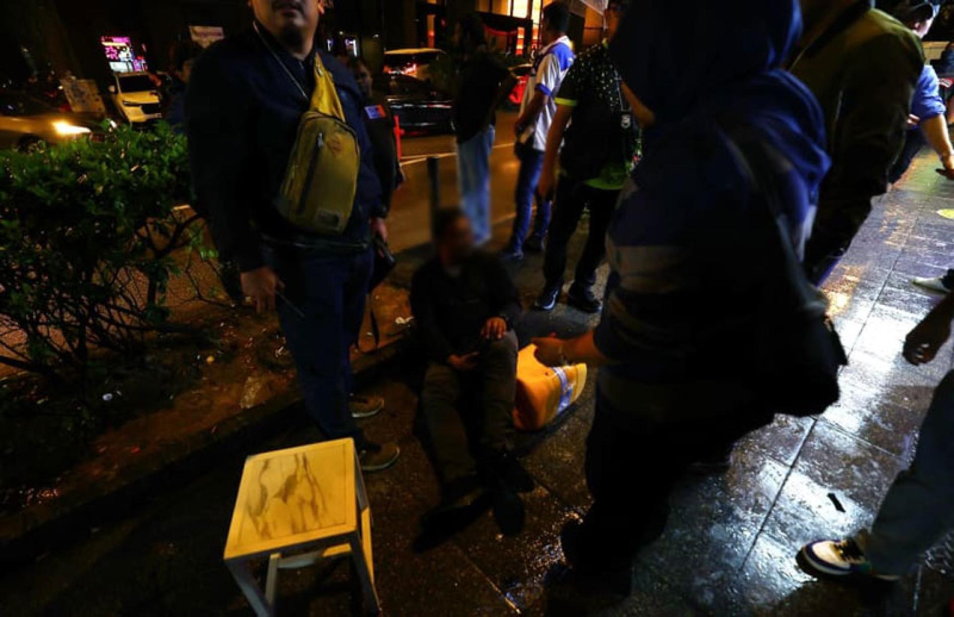 官员在行动中跌伤。