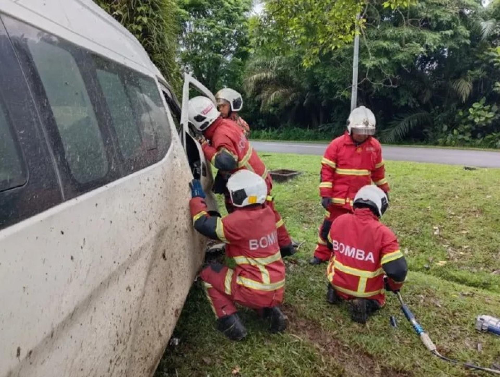 消防人员于2026年2月26日在民都鲁哥伦比亚亚洲医院附近进行救援，将自撞货车中的受害者从残骸中救出。