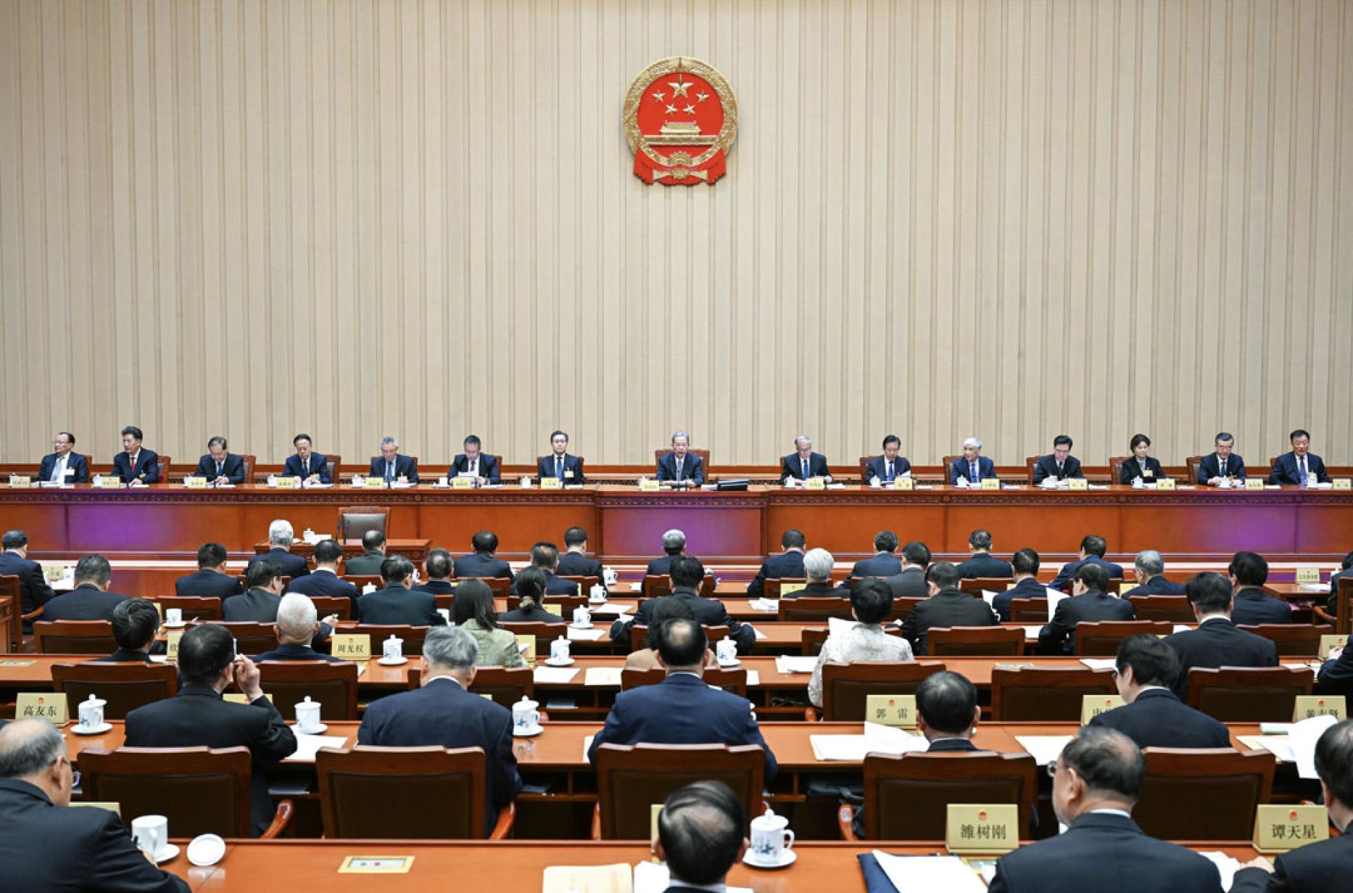 中国第14届全国人大常委会第21次会议25日在北京人民大会堂举行第一次全体会议，并由赵乐际委员长主持。（图：新华社）