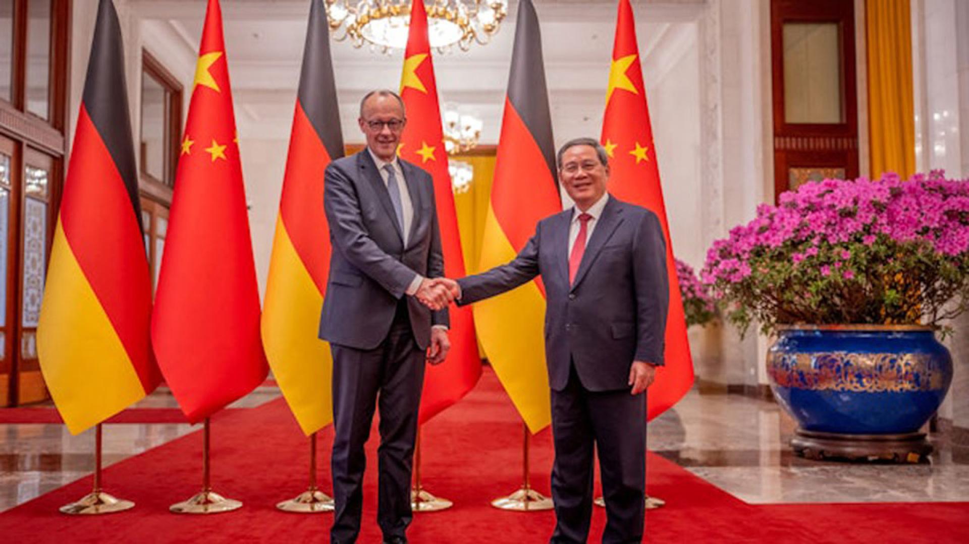 中国国务院总理李强（右）25日下午在北京同德国总理默茨（左）共同出席中德经济顾问委员会座谈会。