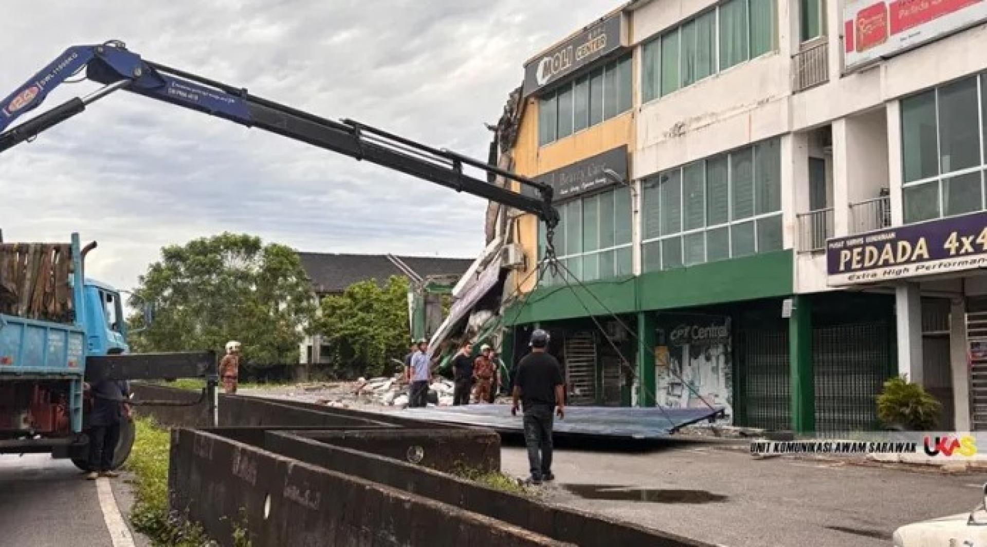 工人在严格监督下清理倒塌的柏拉旺路建筑废墟，以便商铺业主进入，时间为2026年2月25日。