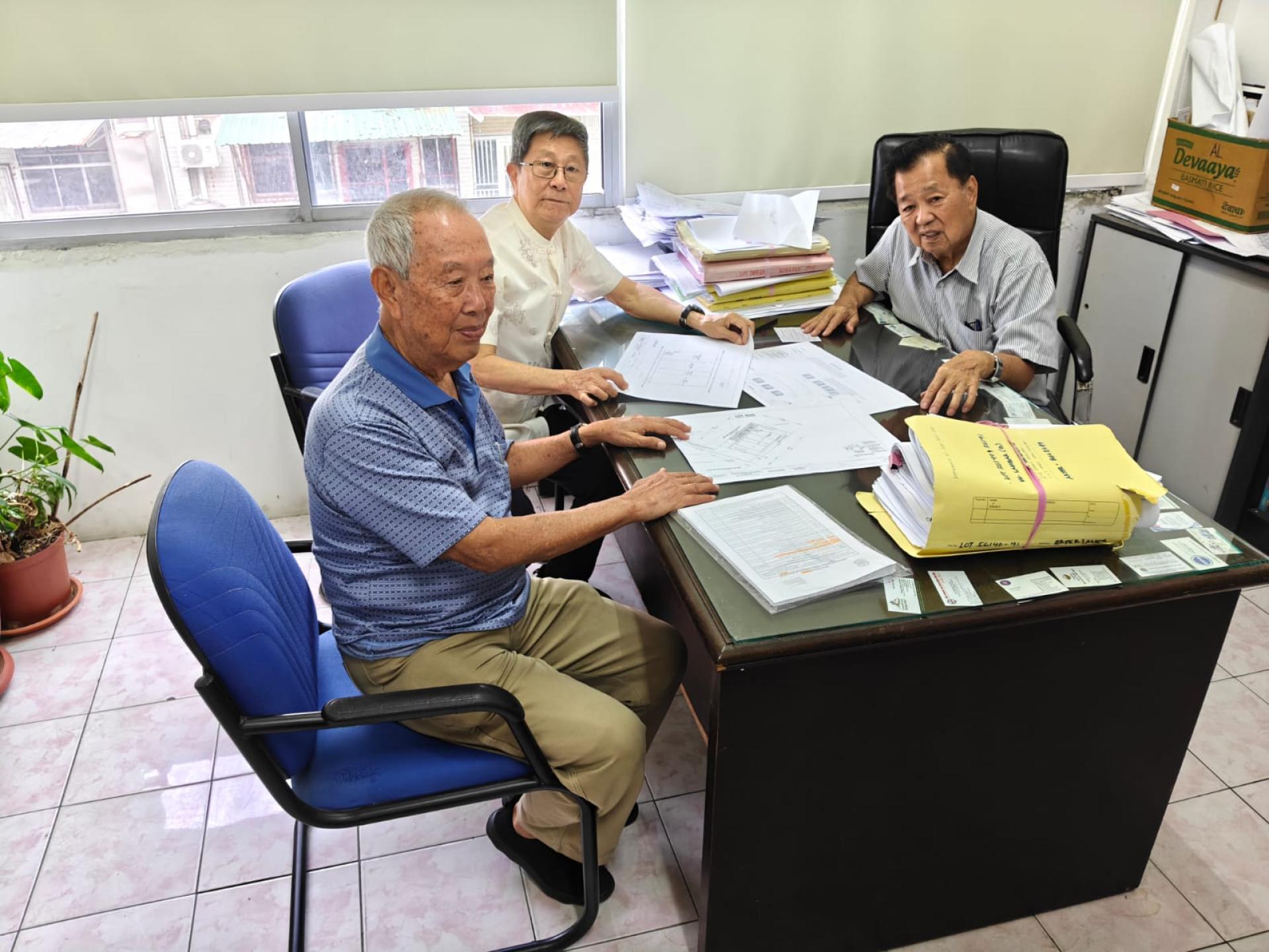 慈善会秘书宋景华、沈仁祥与与中方代表进行讨论