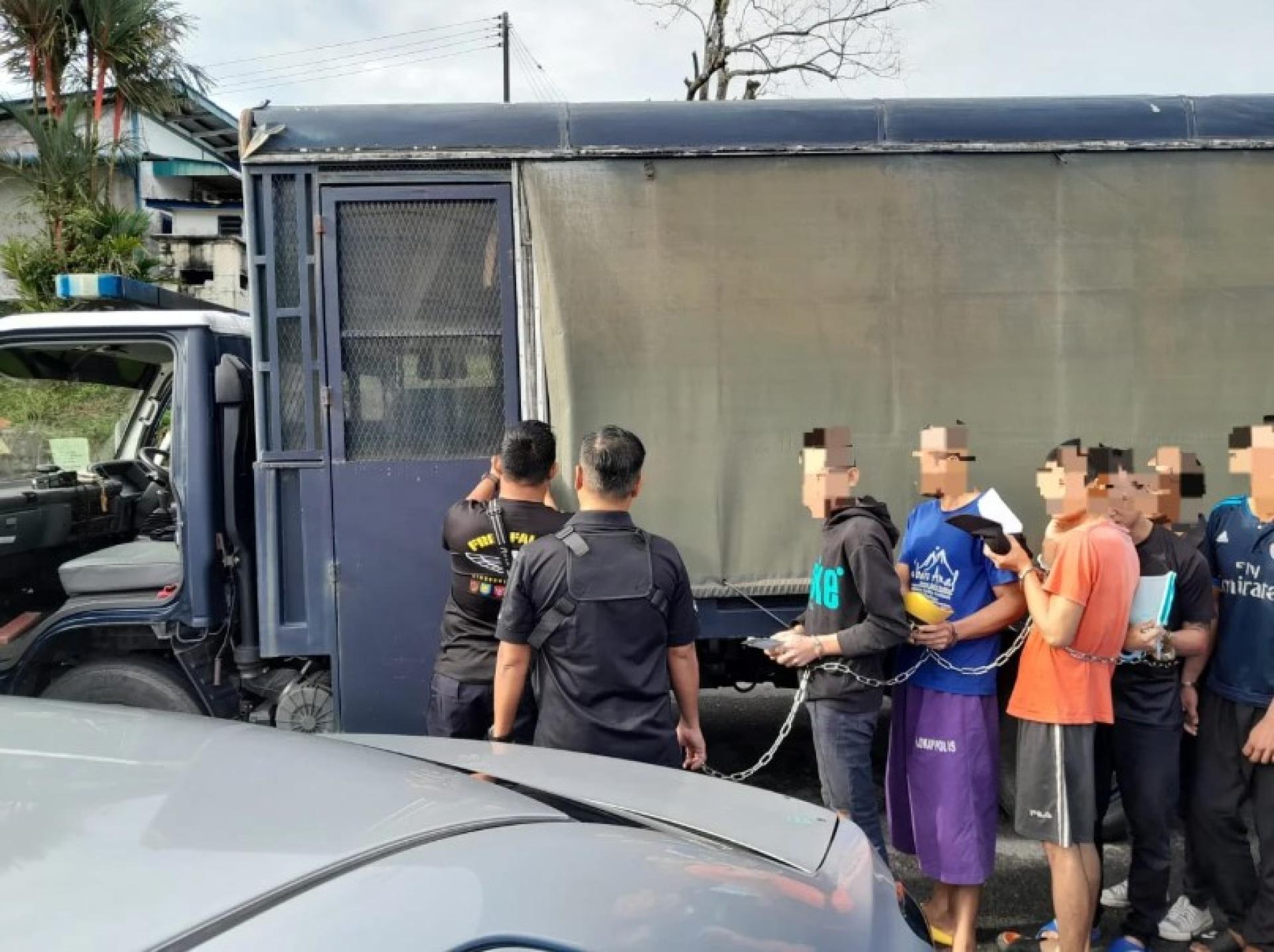 所有被告昨日被带往西连裁判法院。