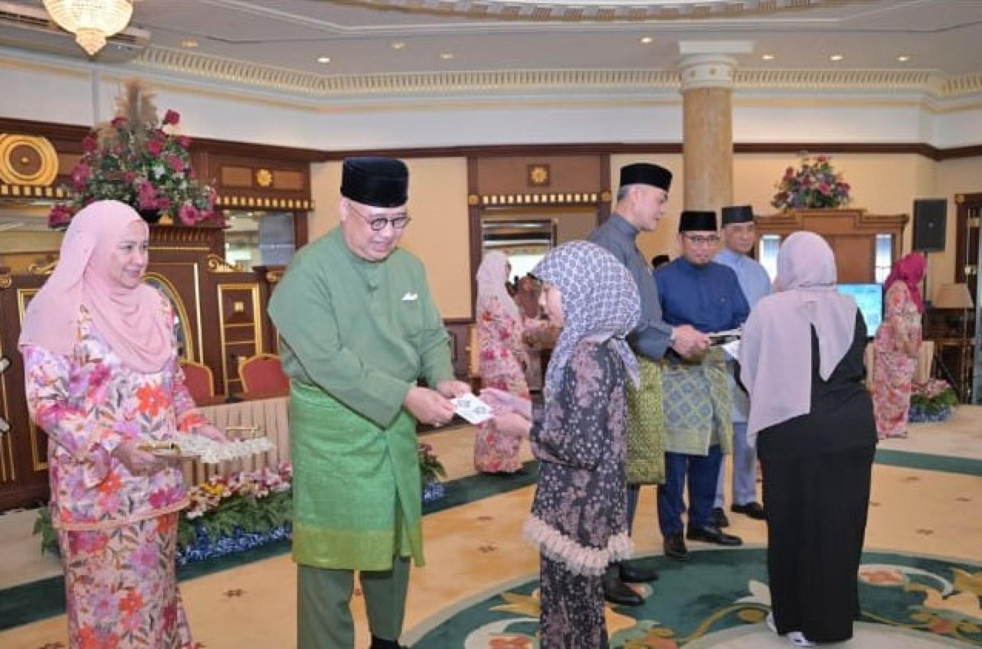 文化、青年及体育部长拿督纳兹米移交捐款予孤儿。