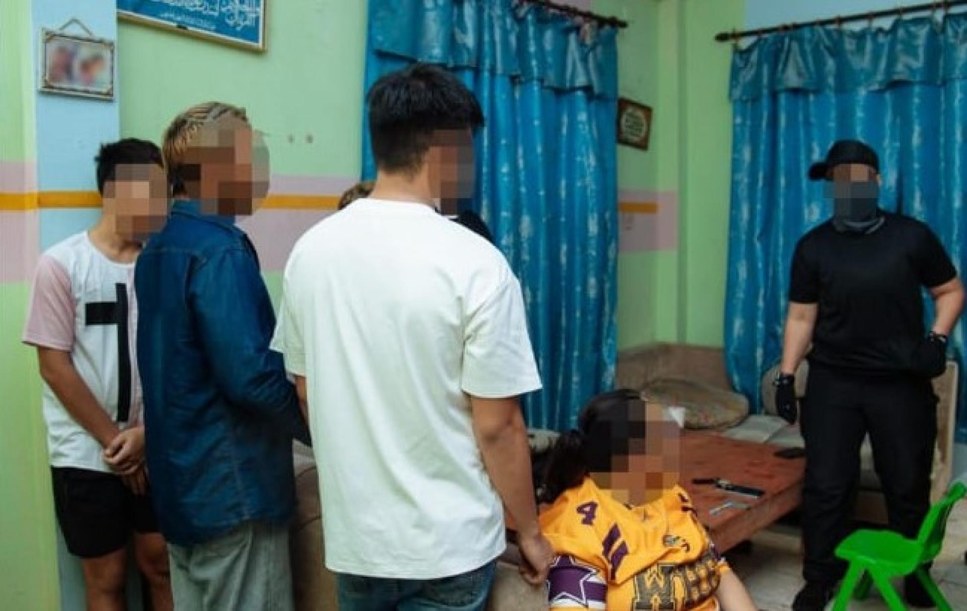 执法人员进行检查