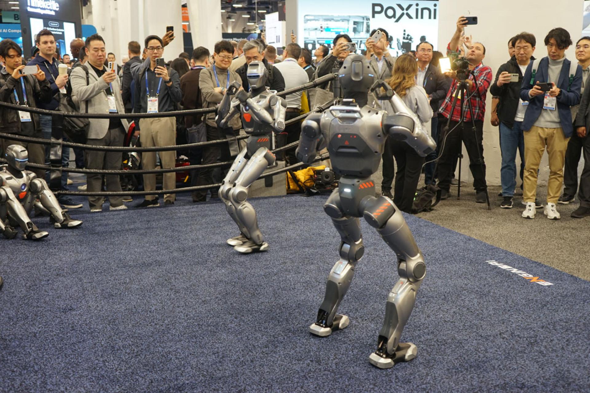 在1月8日于美国拉斯维加斯举行的消费电子展览上，人们参观深圳众擎机器人科技有限公司展区的机械人。