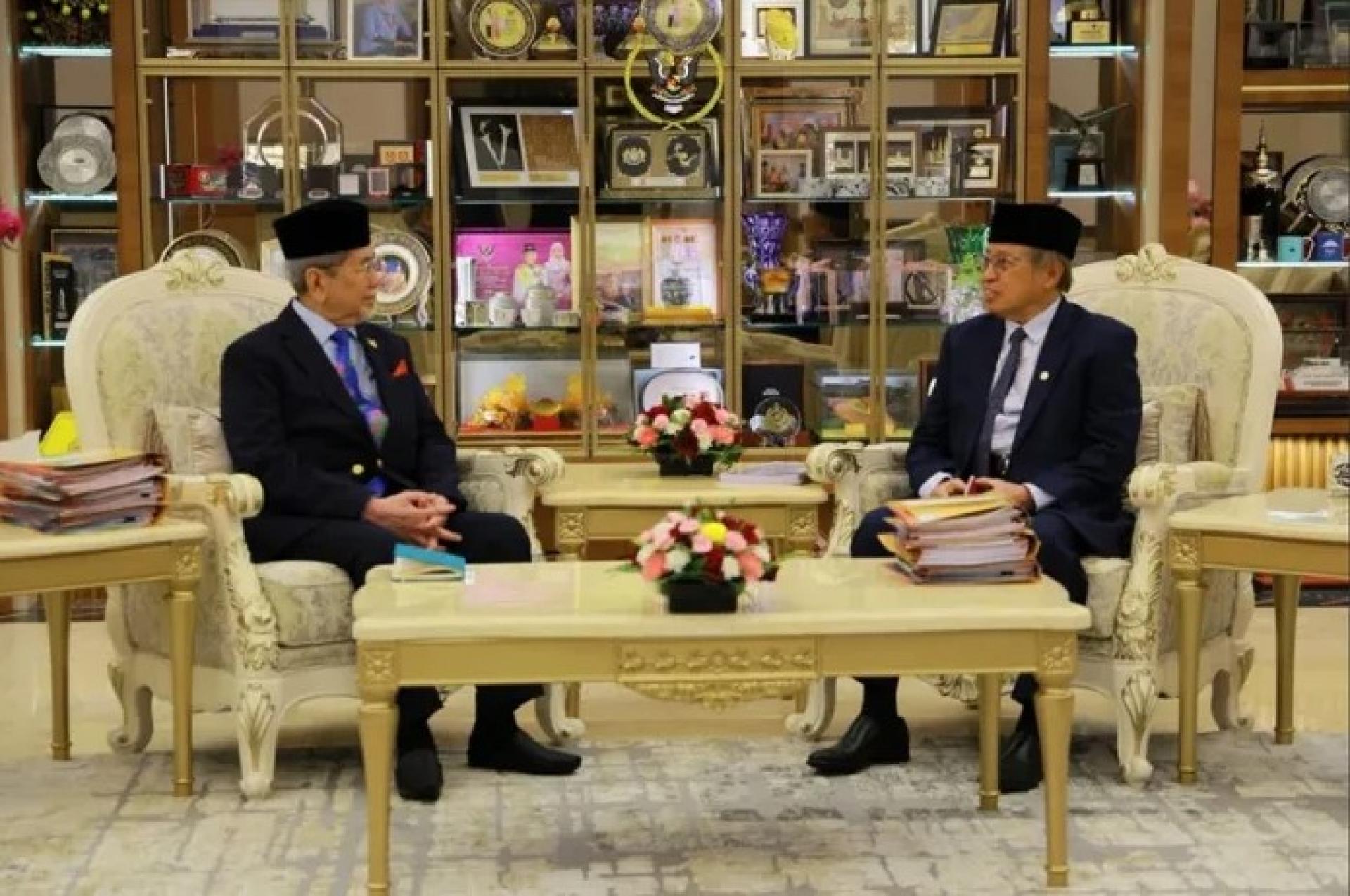 阿邦佐哈里（右）于2026年2月26日在州元首官邸进行礼节性拜访。