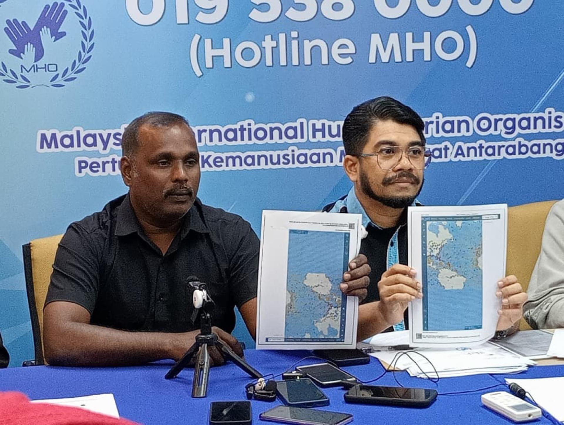 事主（左）出示船运记录，声称寻找相关船只航行和资料等记录不遂，右是希山。