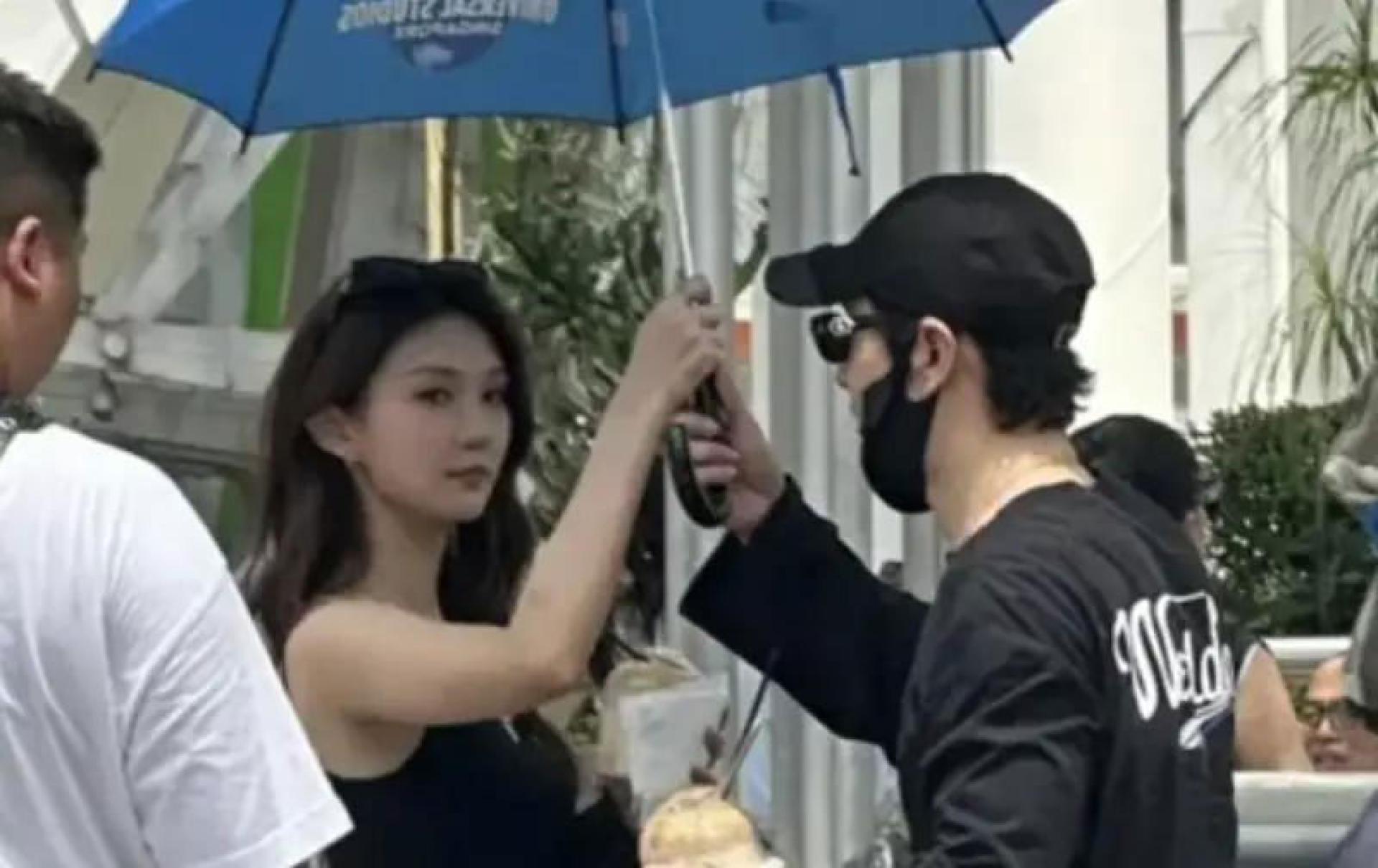 黄晓明（右）和一名高瘦的长发女子共游新加坡，被怀疑有了新恋情，女方身分也被猜是歌手胡冉儿，但双方皆未正面回应，同场还有助理随行。