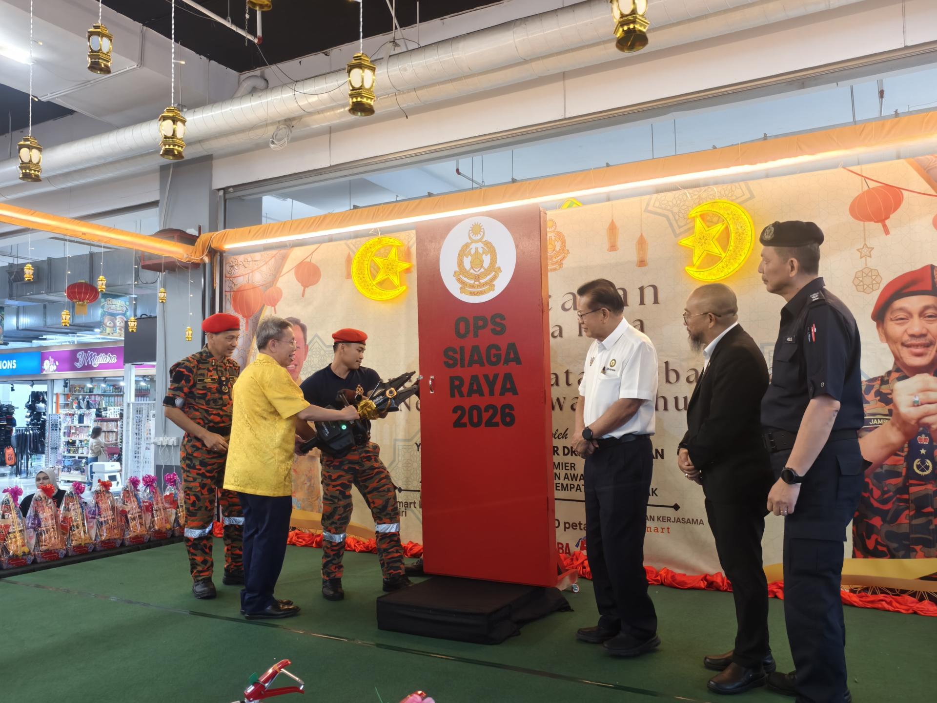 砂拉越副总理拿督阿玛沈桂贤医生（左2）为活动主持开幕推展仪式。左为砂消防与拯救局总监占理马斯兰，右起为美里警区主任李炳强助理总监、副美里市长阿里芬及砂交通部长拿督斯里李景胜。