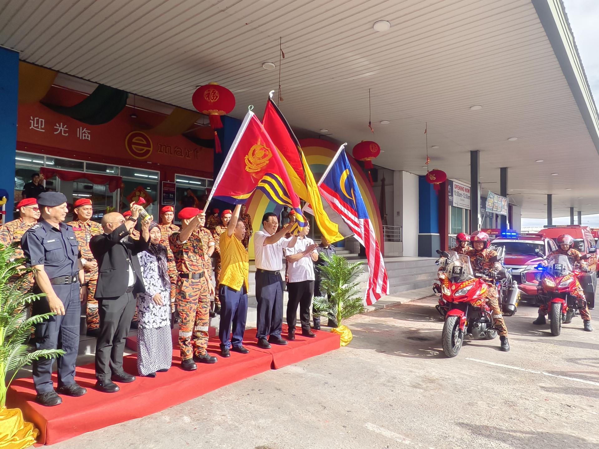 砂拉越副总理兼公共卫生、房屋与地方政府部长拿督阿玛沈桂贤医生（右3）与嘉宾为消防车队主持挥旗仪式。