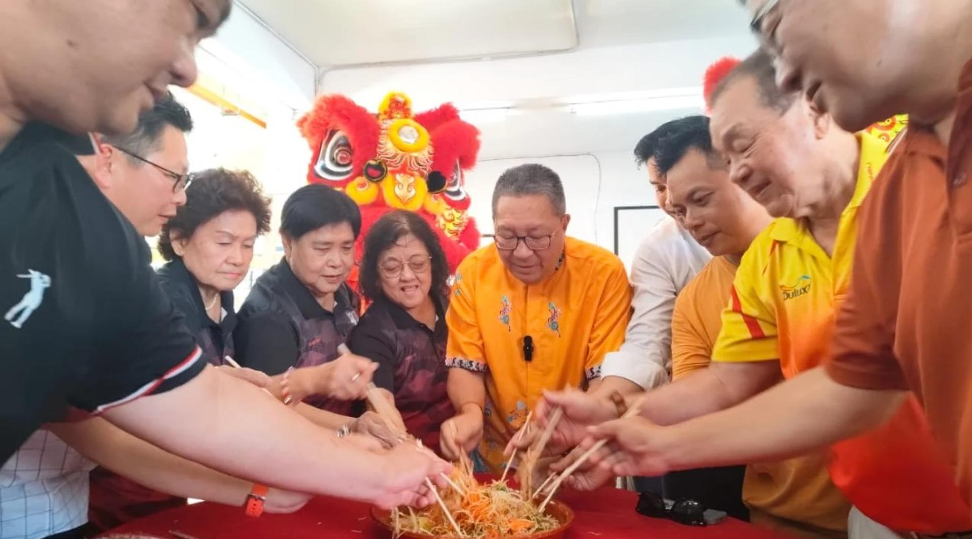 黄鸿圣与南市议会议员及社区领袖进行捞生仪式。