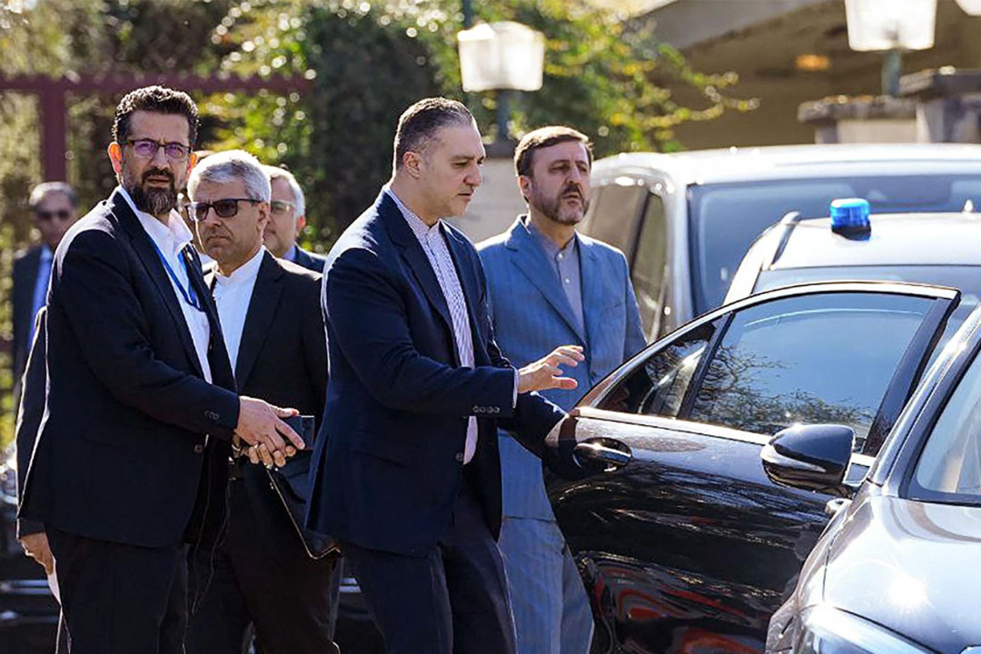 伊朗外交官和代表团在瑞士日内瓦参加谈判。