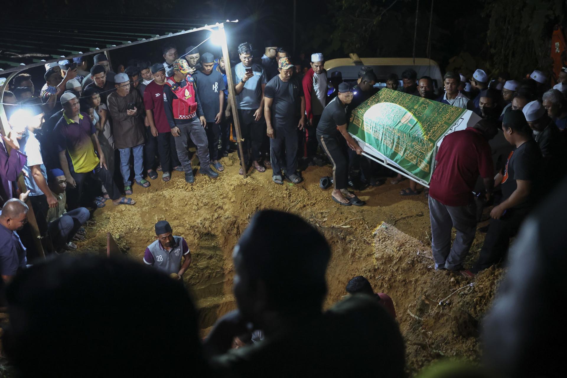 5人遗体同葬一个墓穴。（马新社）