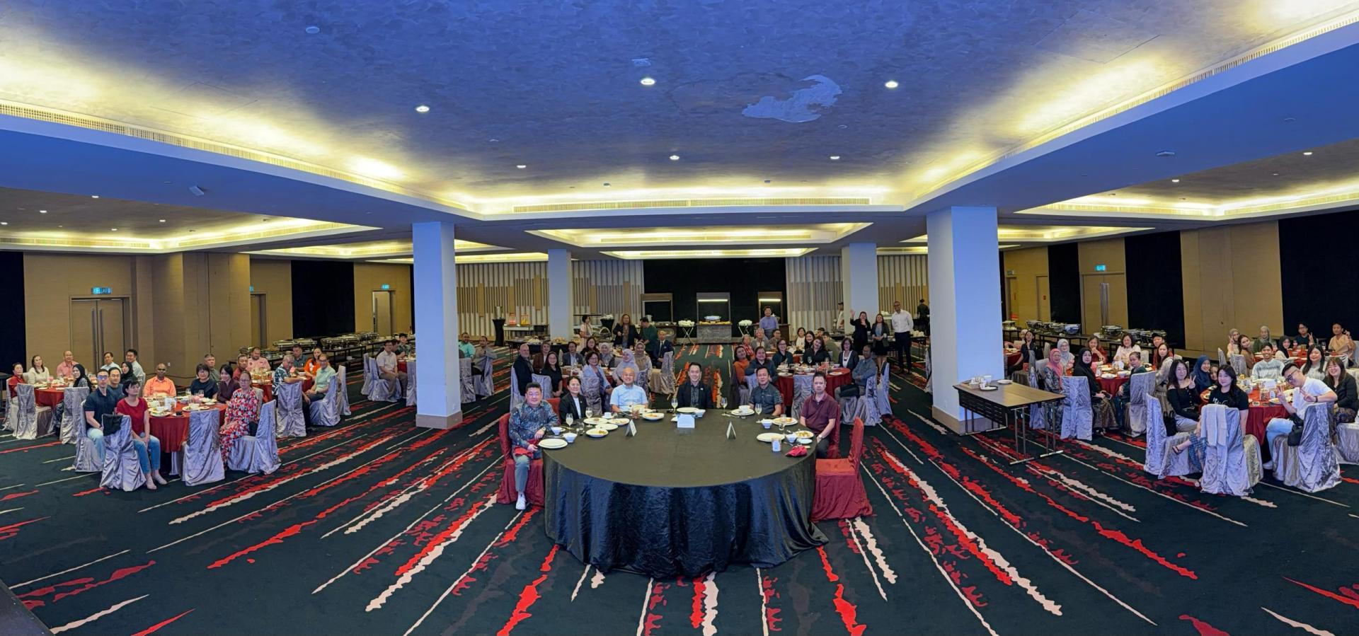 美里商务活动委员会会议现场。