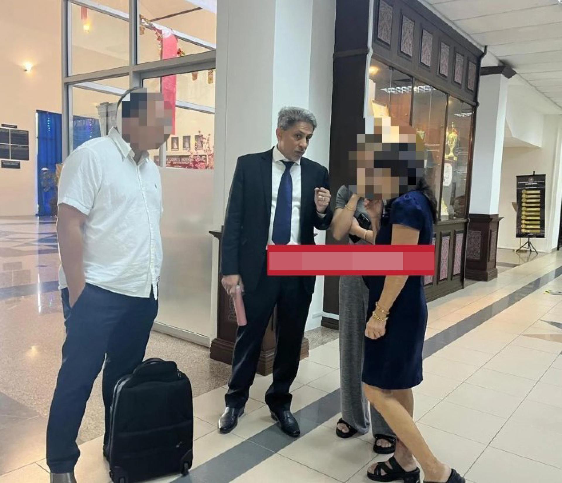 被告（蓝衣）与家人及辩护律师拿督Shankar Ram在今日法院庭外合影。