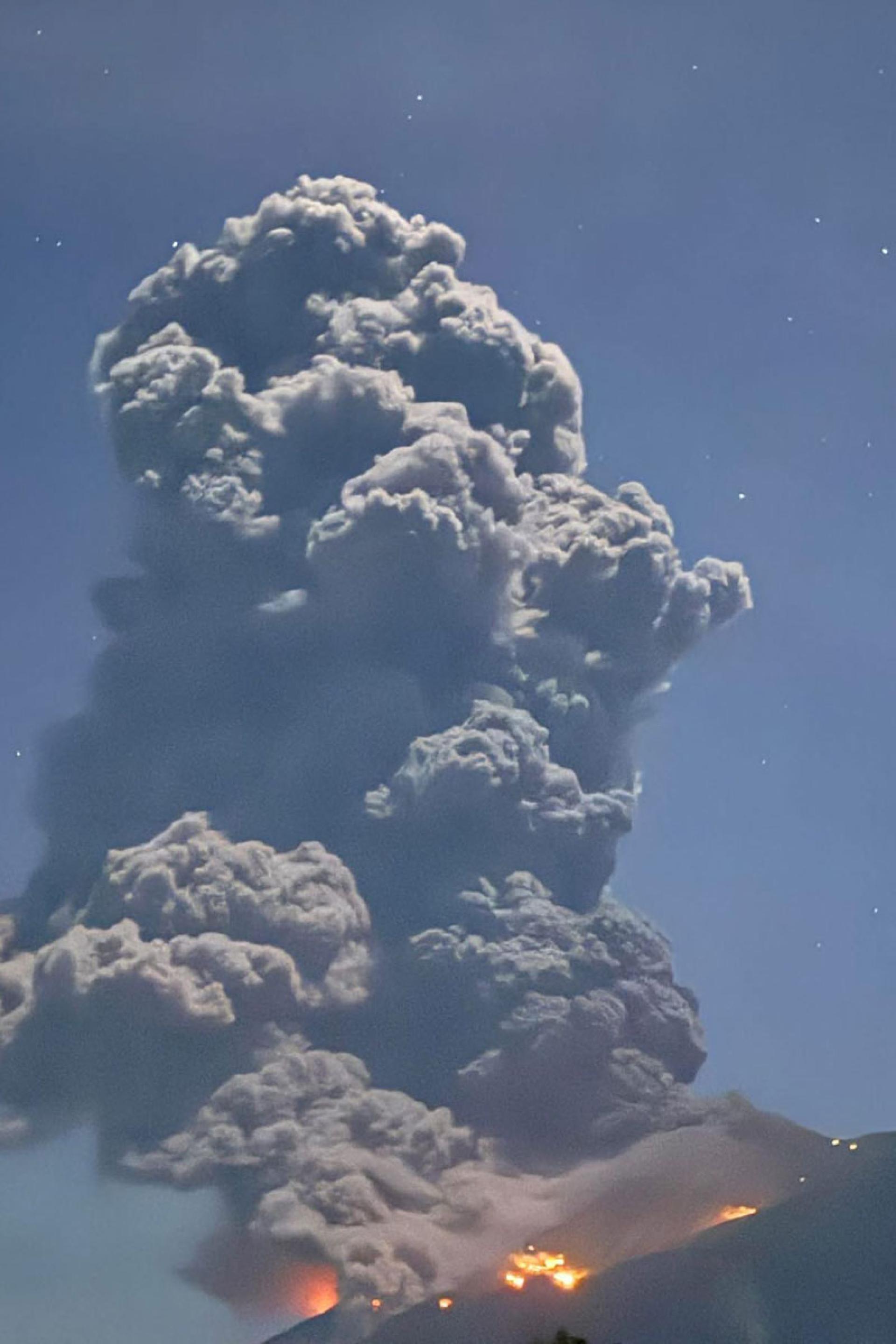 菲律宾中部的坎拉翁火山在26日晚喷发，火山灰柱高达2500米。