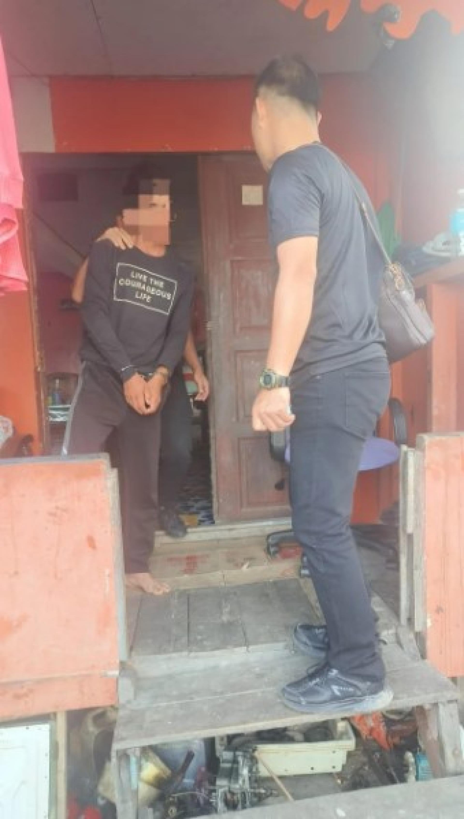 被拘捕的其中一名嫌疑人。