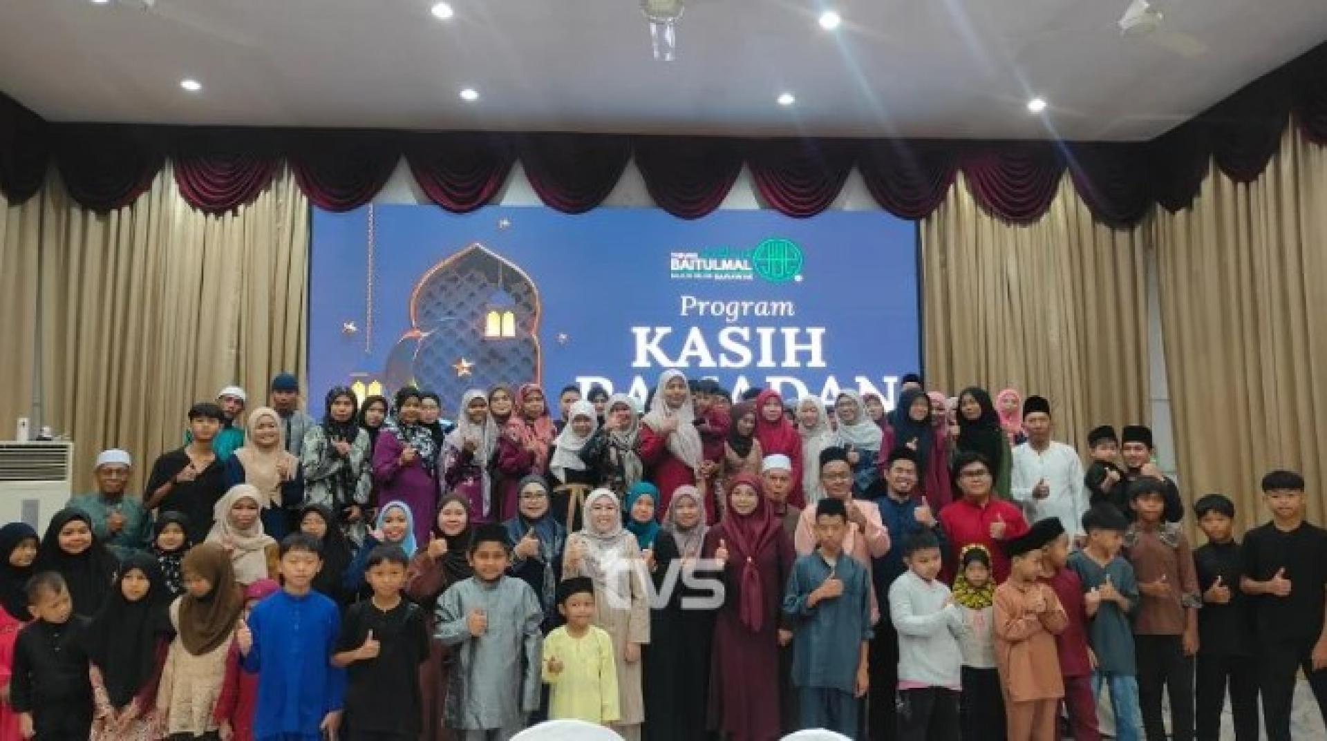 林梦分部TBS负责人诺尔纳迪亚与受助者合影，这些受助者均为林梦地区的弱势群体。