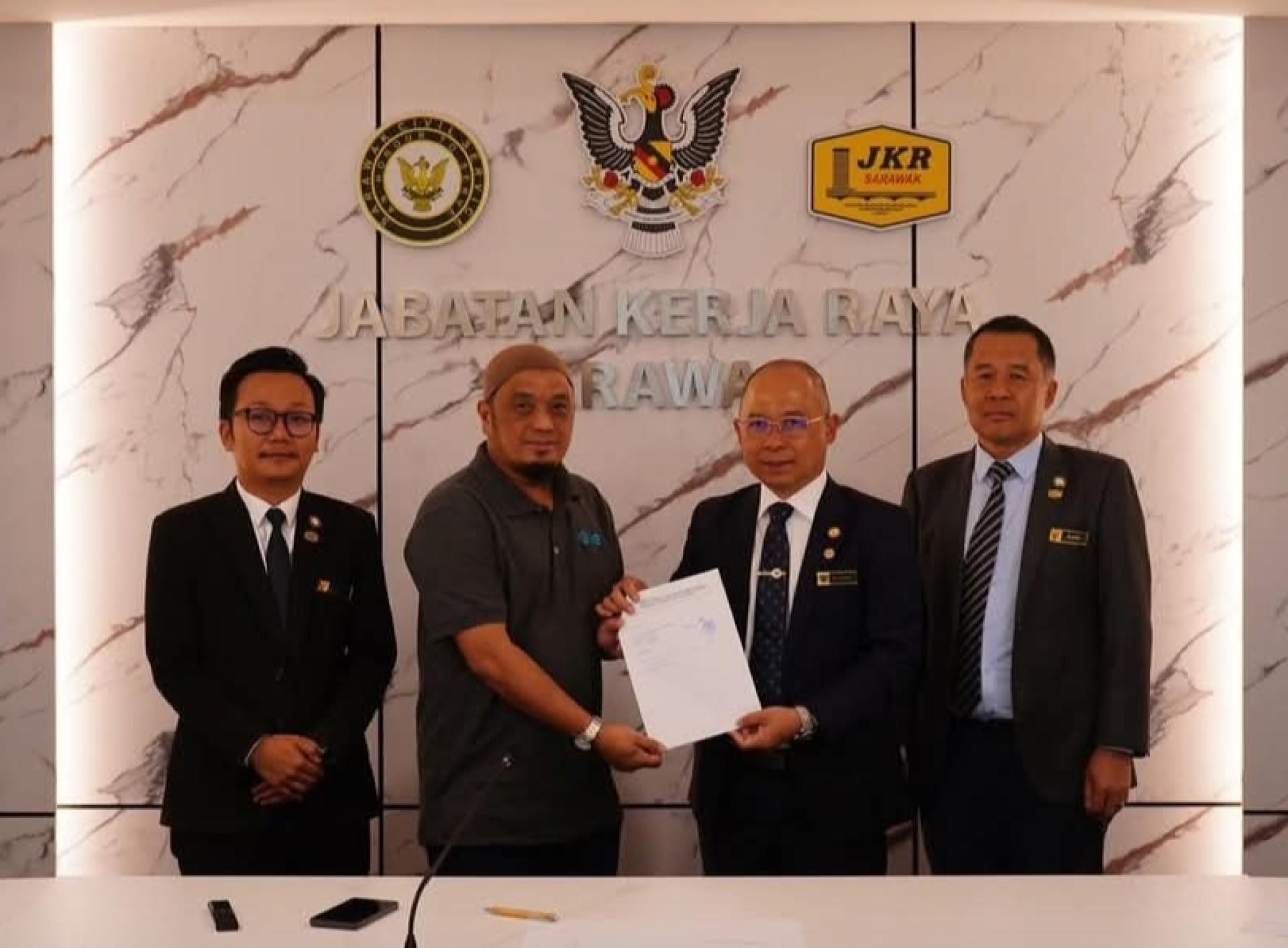 砂工程局局长卡西迪（右2）移交工程合约给承包商。