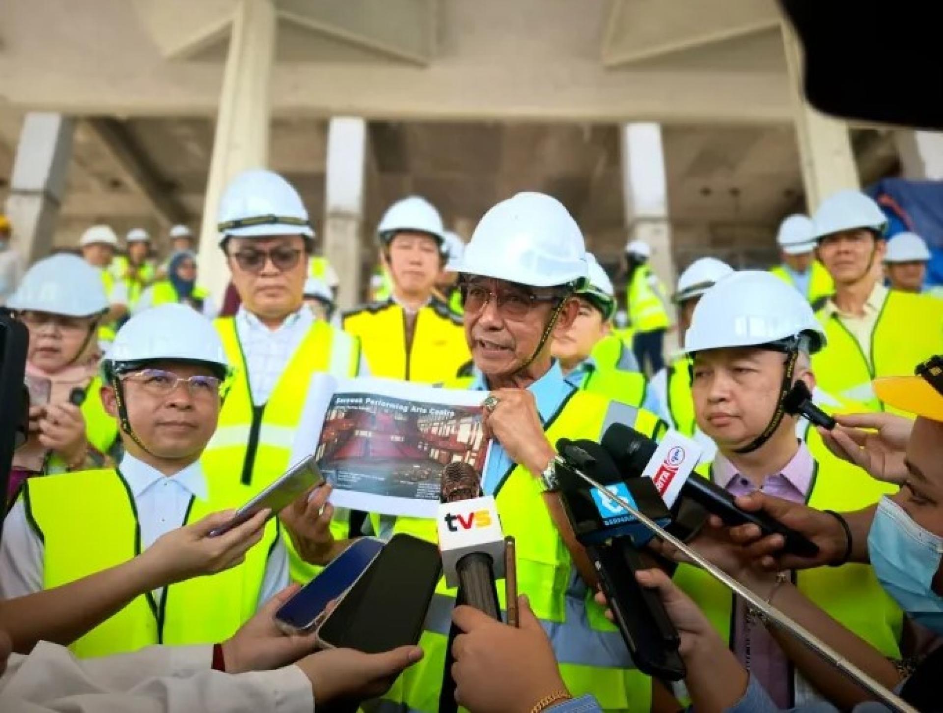 阿都卡林于2026年2月27日视察砂拉越表演艺术中心时向记者发言，右为Snowdan，左为Cassidy。