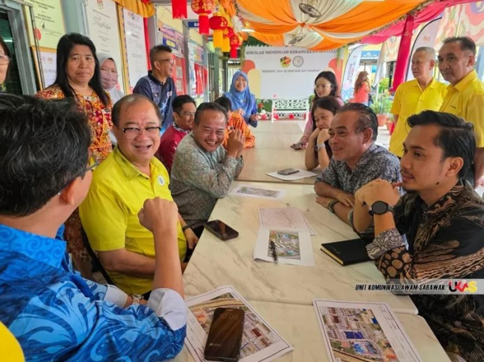 潘隆铭（黄衬衫）于2026年2月26日视察民都鲁国中期间，与学校管理层交流。