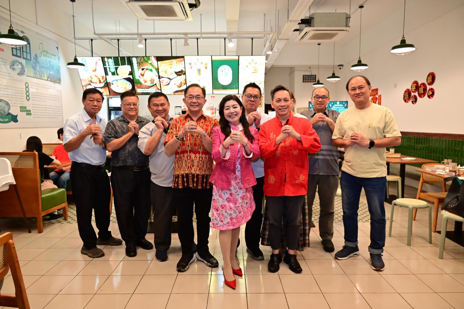 汶莱中华文艺联合会会长陈丽珍与副会长及媒体向读者献上祝福