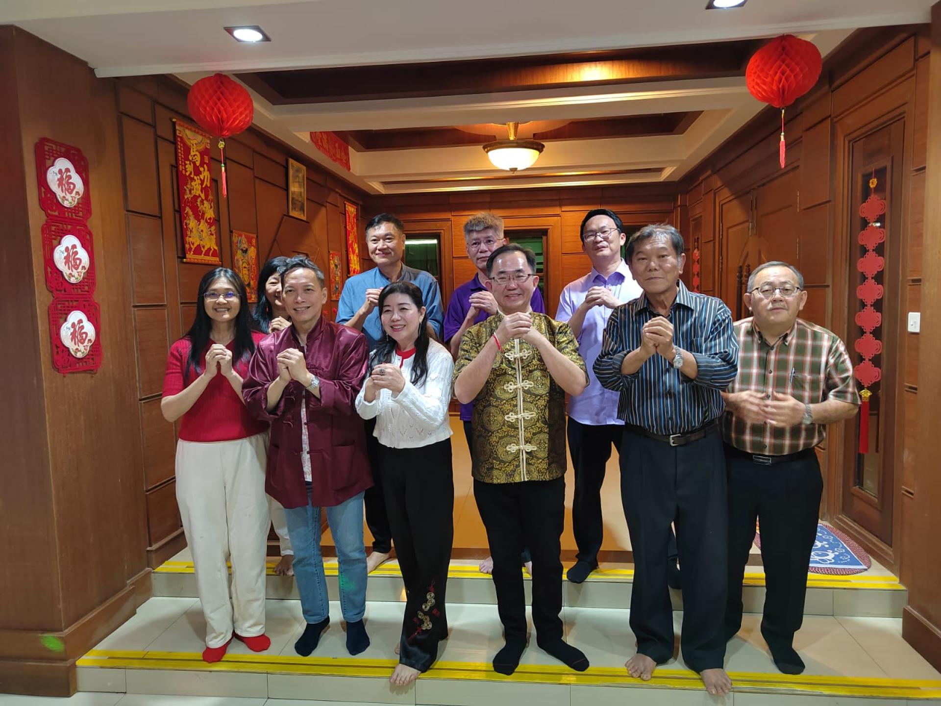 斯市中华总商会青商团团长林源与贺年来宾合影。