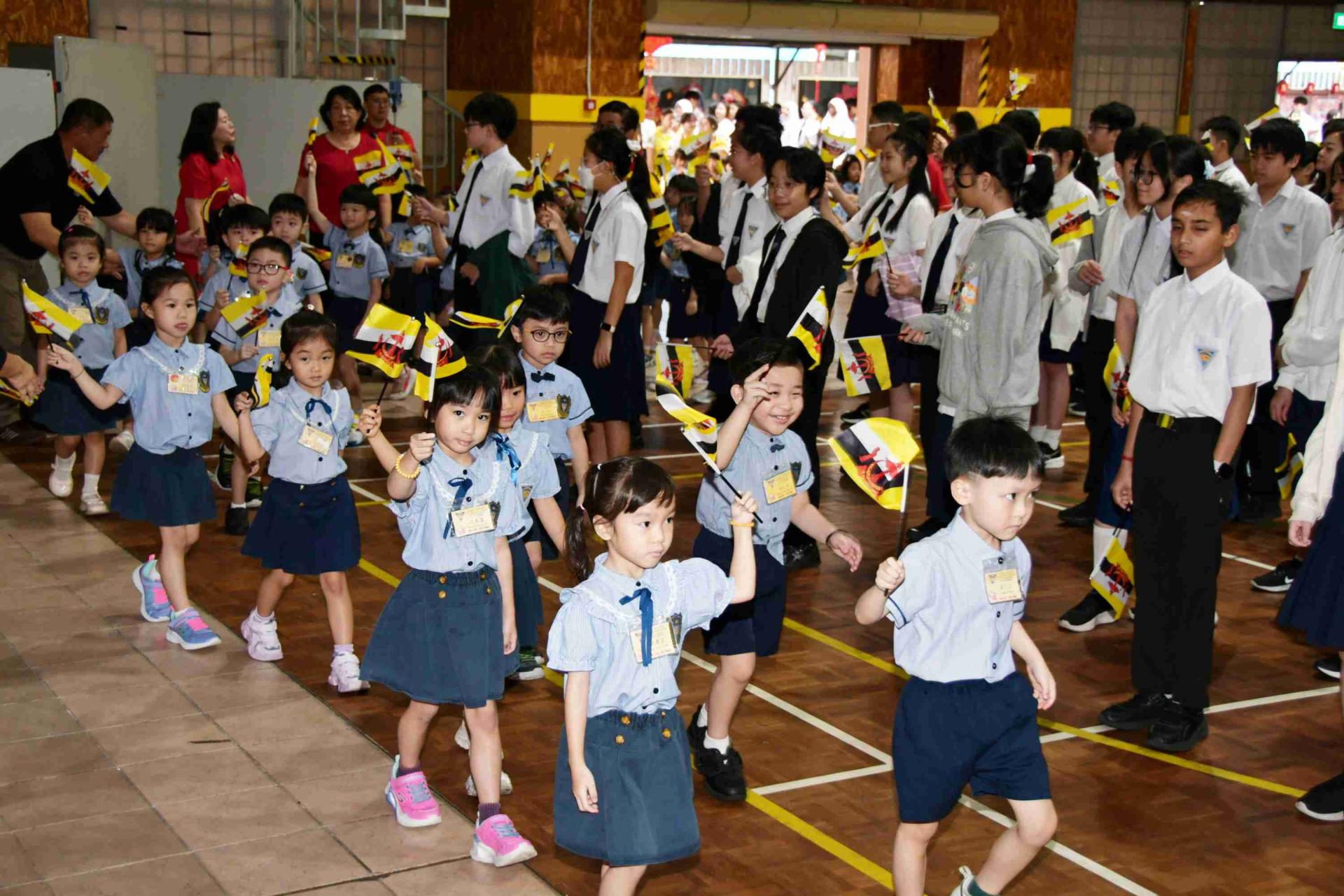 A 汶中幼儿园小朋友手持小型汶莱国旗入场时摄。