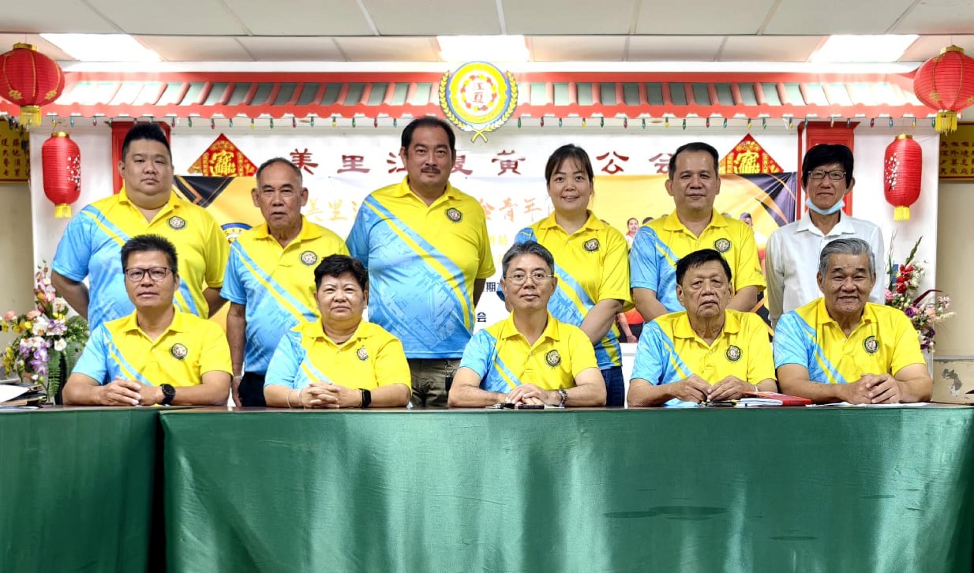 美里江夏黄氏公会2026丙午年新春联欢会筹备会成员合影。中为筹备会主席黄彦雿。