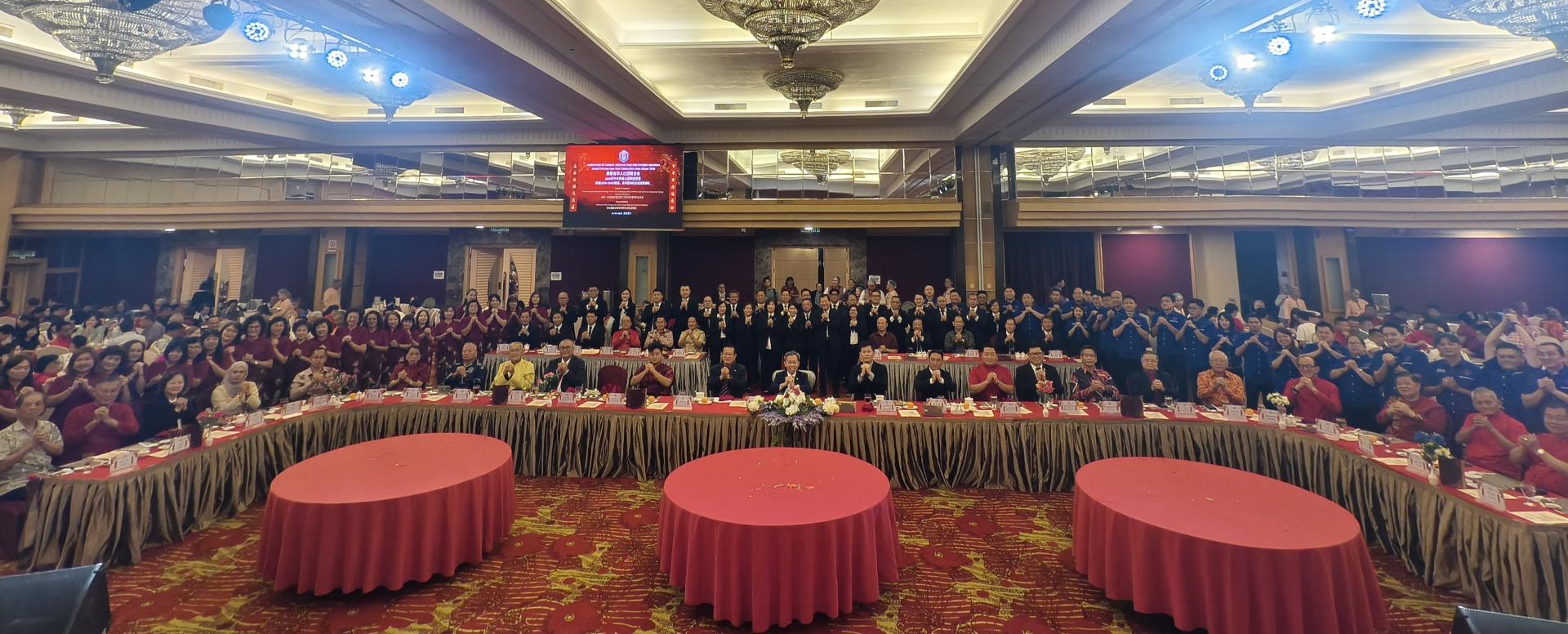 砂拉越美里省华人社团联合会举办2026丙午年新春大团拜晚宴，出席嘉宾与理事会成员大合照。