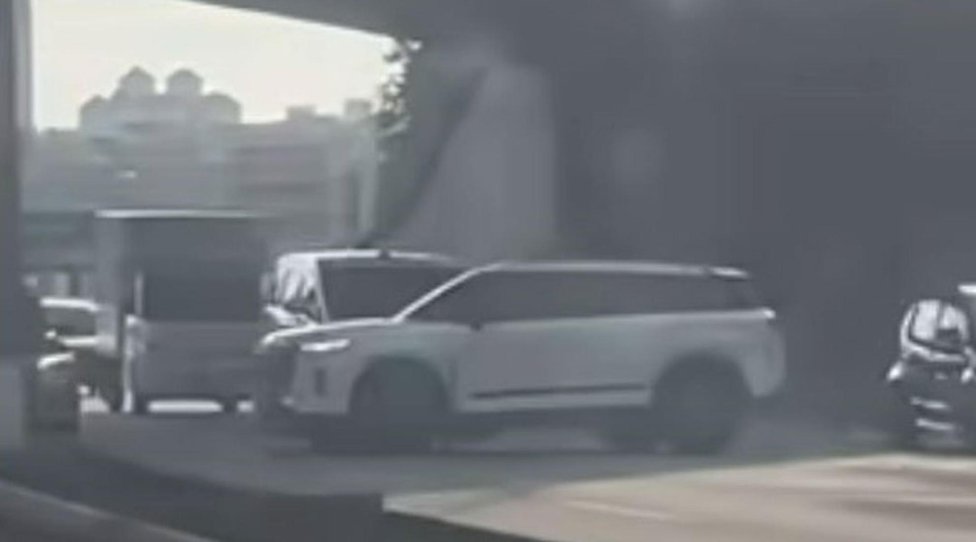 休旅车竟在繁忙大道上横跨3条车道进行“三点转弯”后再逆向行驶。