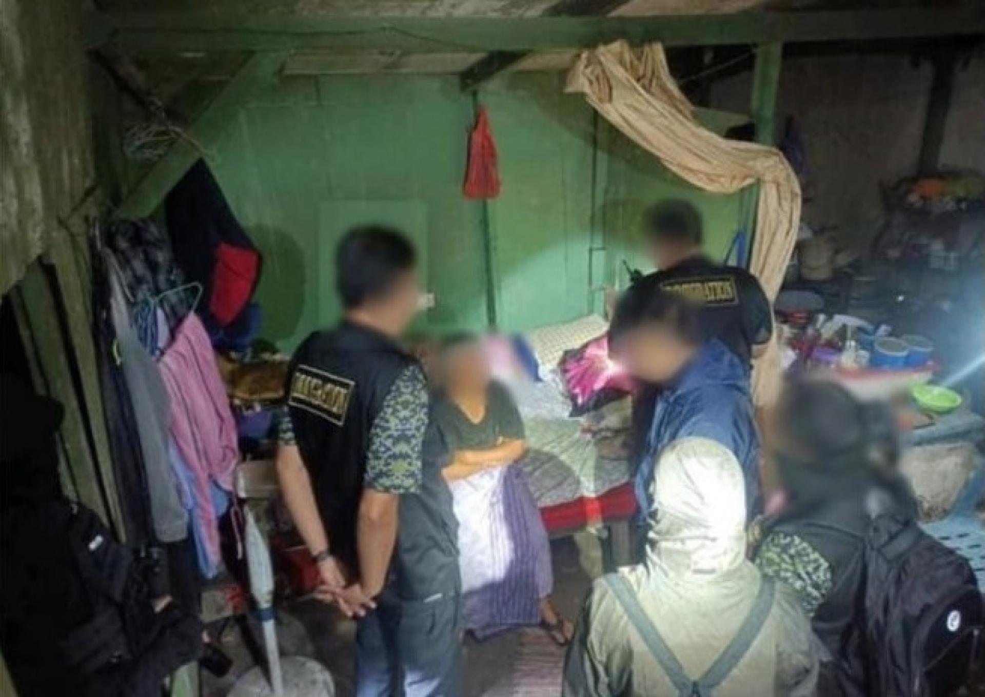 执法人员进行检查