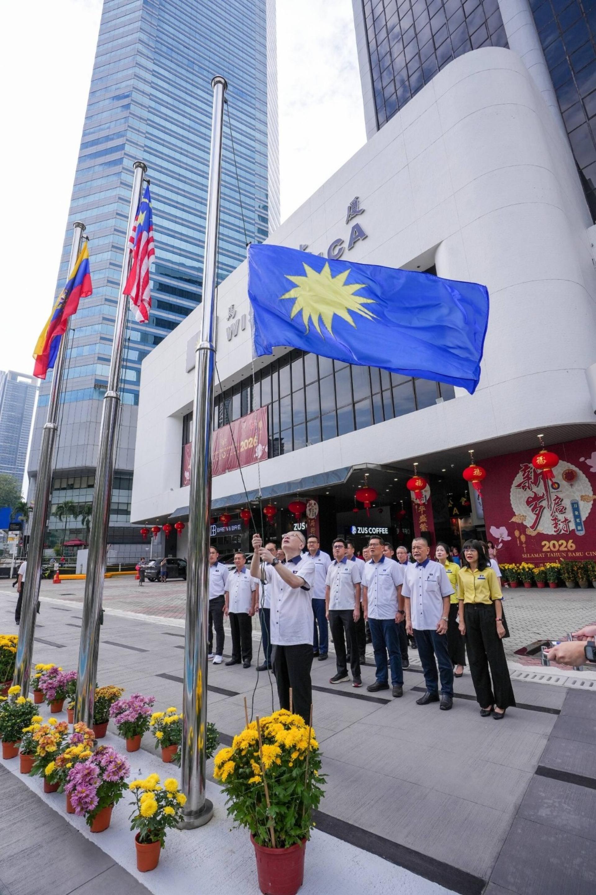 魏家祥（前）亲自主持了庄严的一年一度升旗仪式。次排右起黄友凤、陈德钦、林万锋及张盛闻，次排左起林添顺、黄日昇及马汉顺。