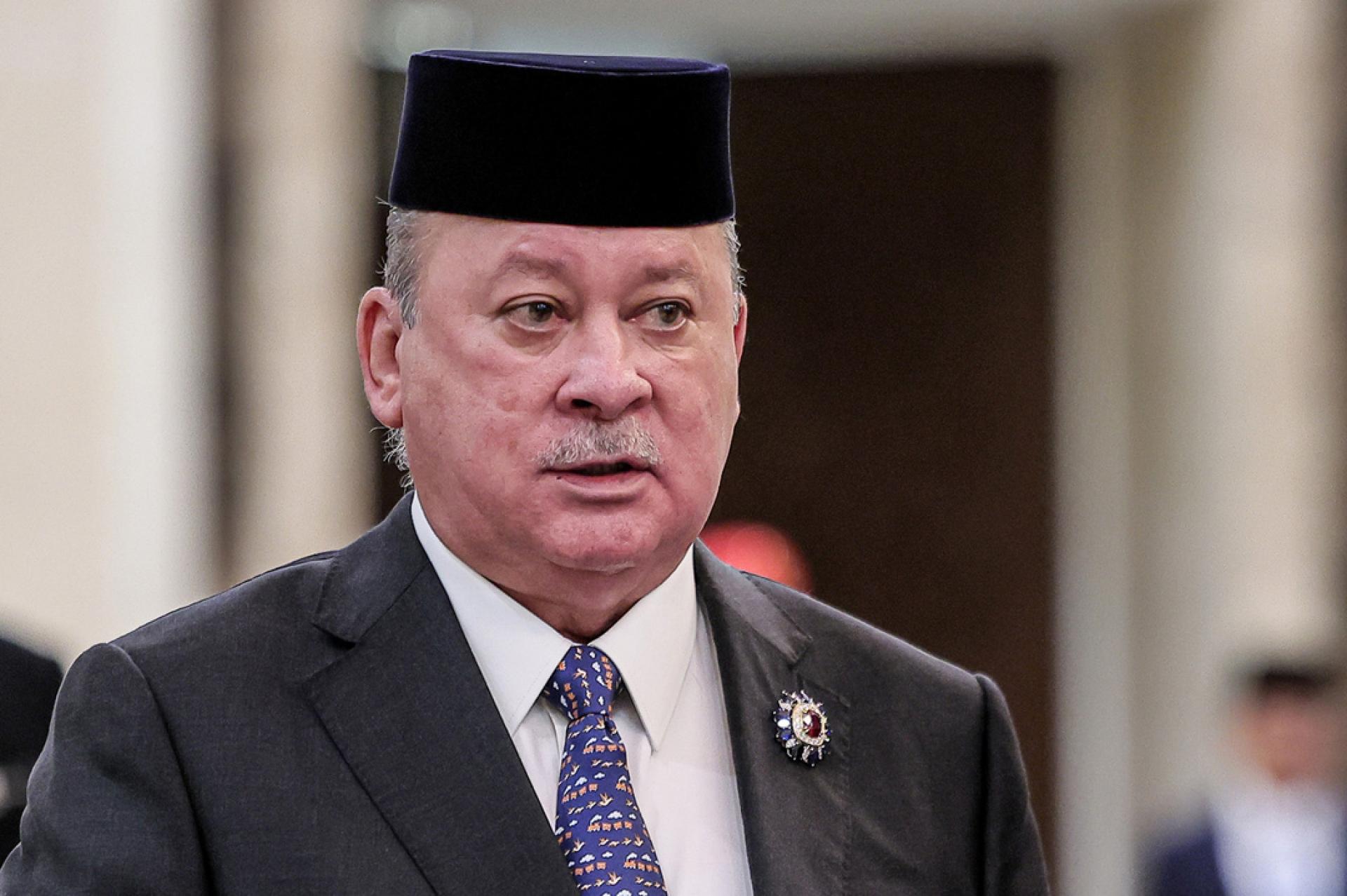 苏丹依布拉欣陛下背部及髋部肌肉骨骼疼痛，目前身体欠安。