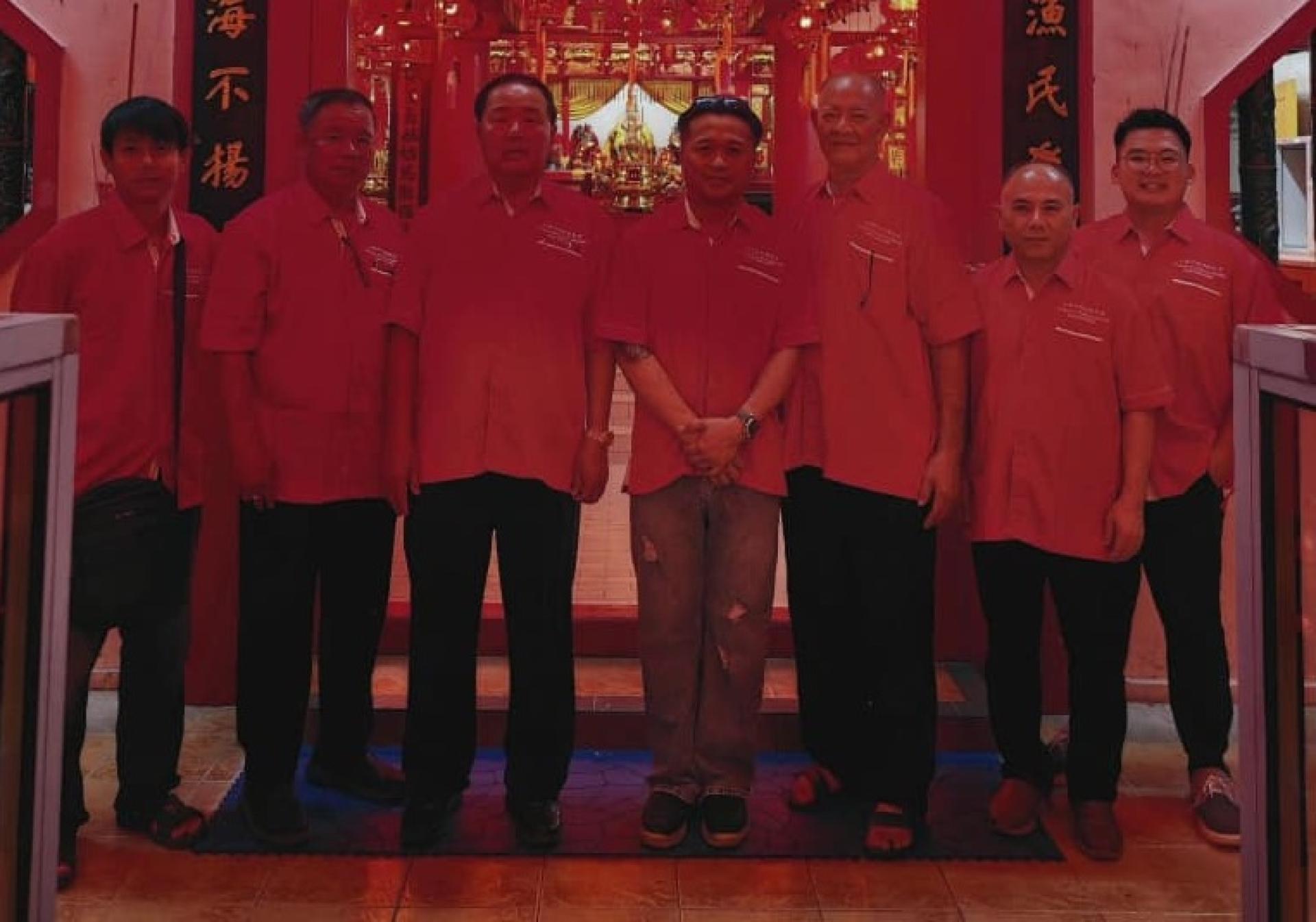 筹委会主席林诗庆（中）和众理事在点平安点后合影。