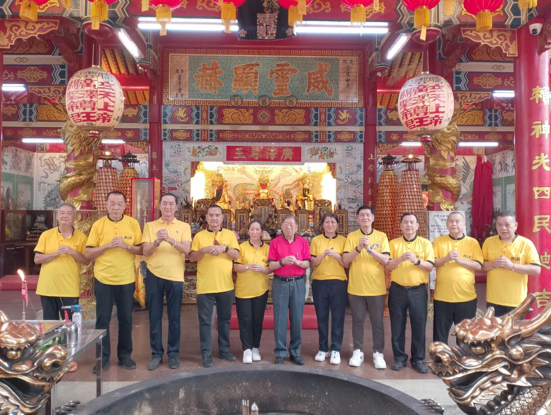 李永贞董事长与该殿董事拜祭