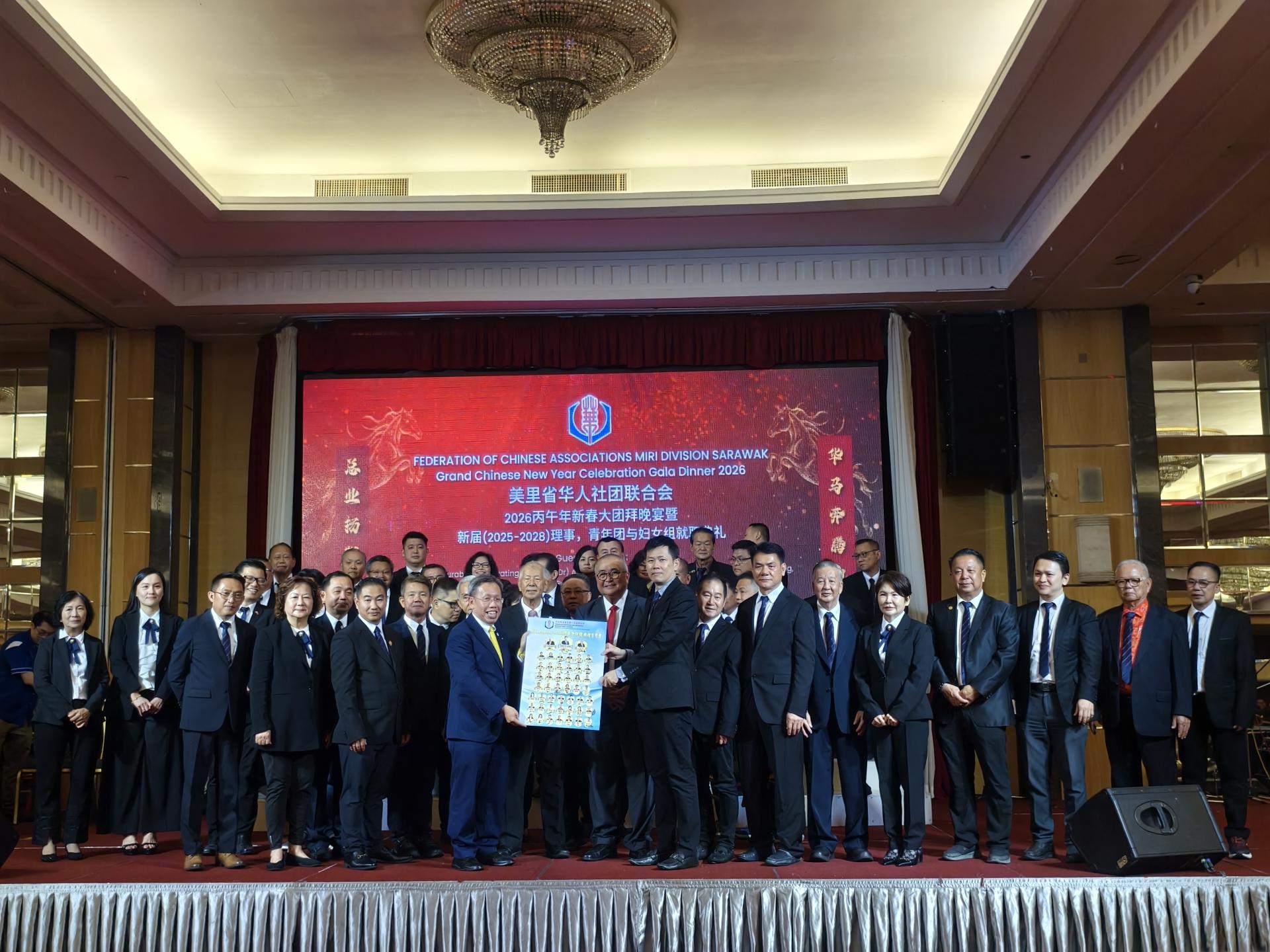 砂拉越副总理拿督阿玛沈桂贤（左者）移交已签署的宣誓书给美里省华总会长许信隆。