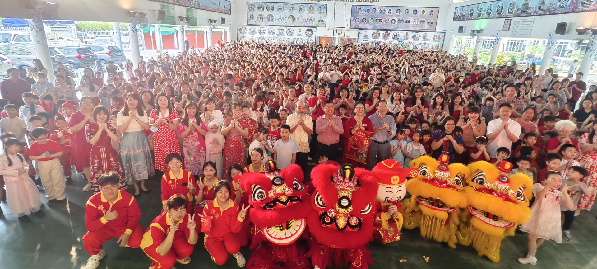 美里中华公学全体师生于元宵特别周会后大合影，洋溢新春喜庆气氛。