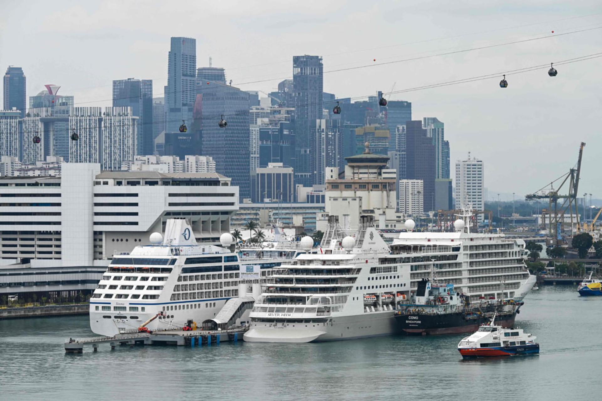 一艘邮轮停靠在新加坡港湾中心。