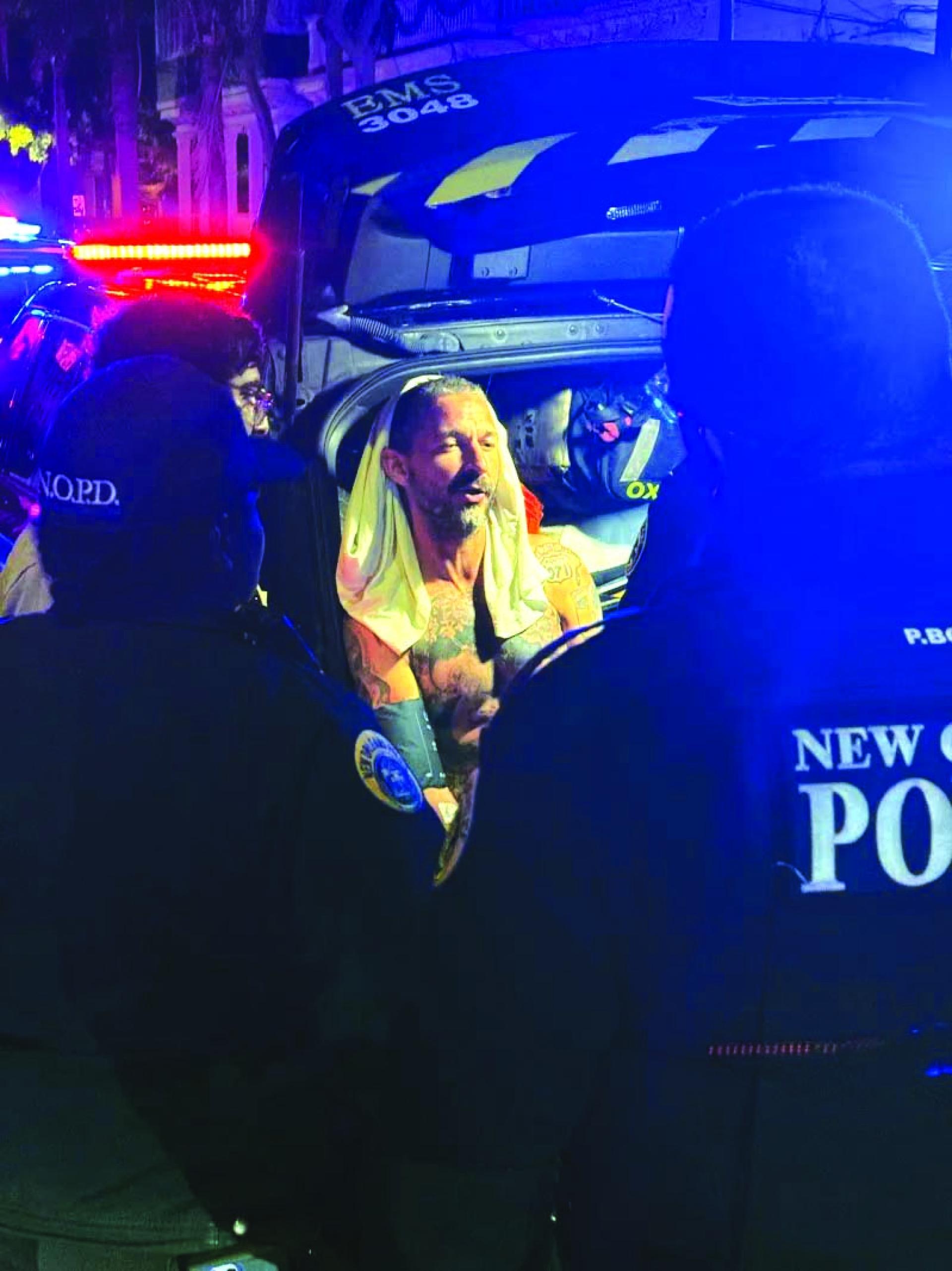 西亚李毕福殴打民众在街头被捕。