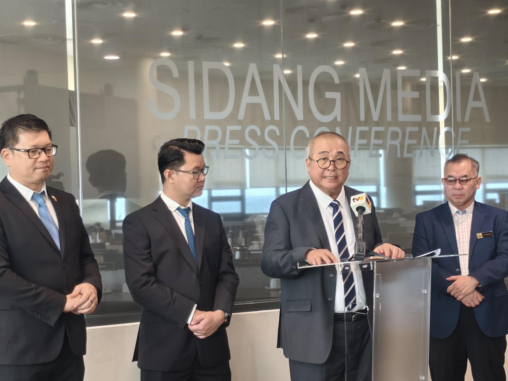 美里市长俞小珊（右2）主持市政局月度会议后召开新闻发布会，宣布记者会将采用固定新模式，加强与媒体沟通效率。左起为市政局旅旅发展工作小组主席兼市议员范宏祥，市政局城市设施小组主席兼市议员刘奕杰。