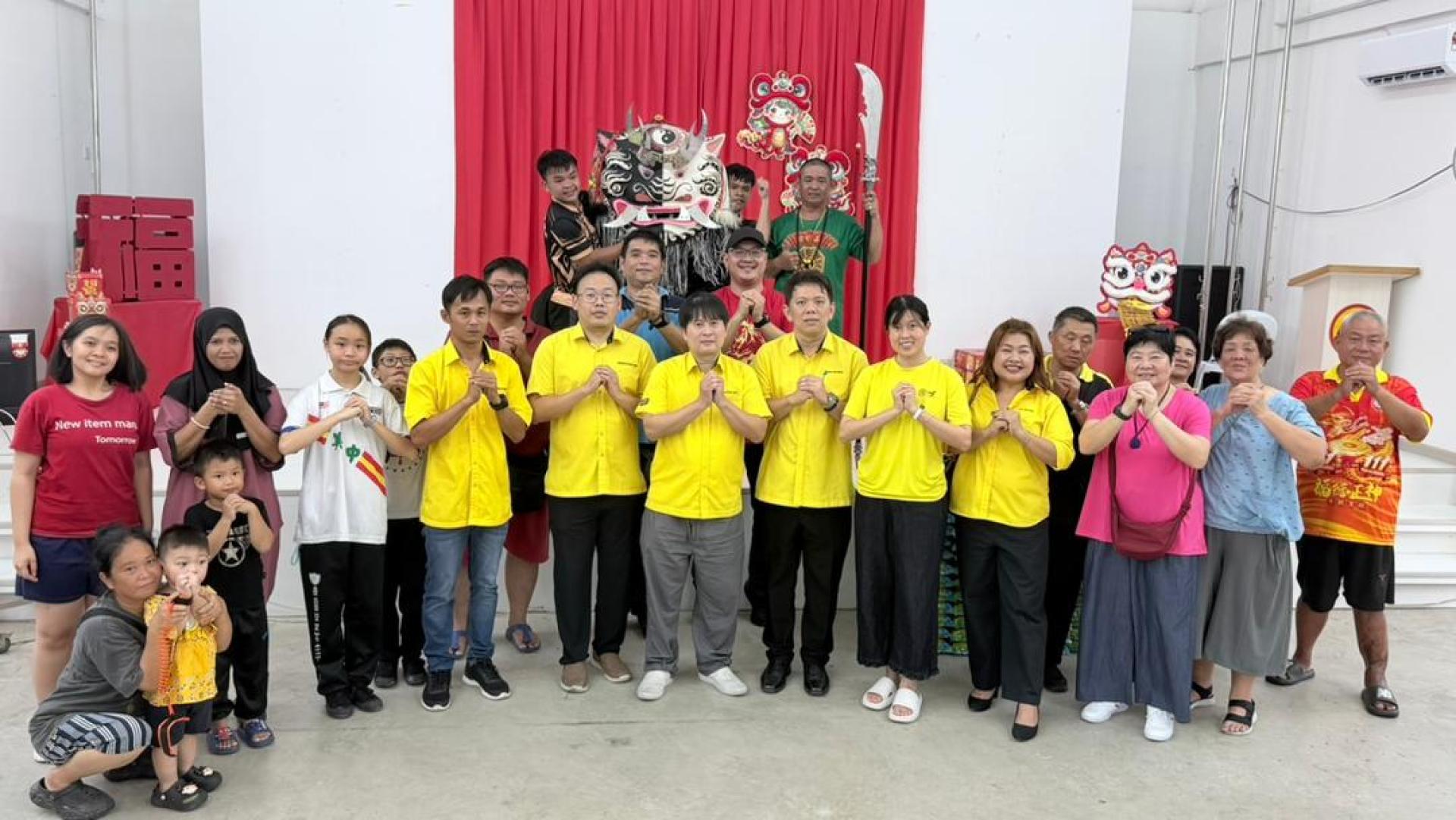 砂人联党兰卑尔支部于农历正月初九迎来舞狮舞龙贺岁。